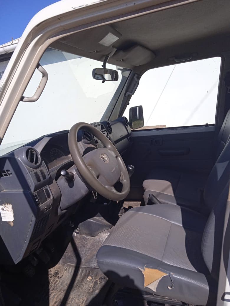 Toyota Land Cruiser — image 6