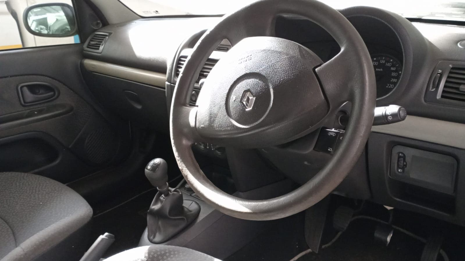 Renault Clio — image 8