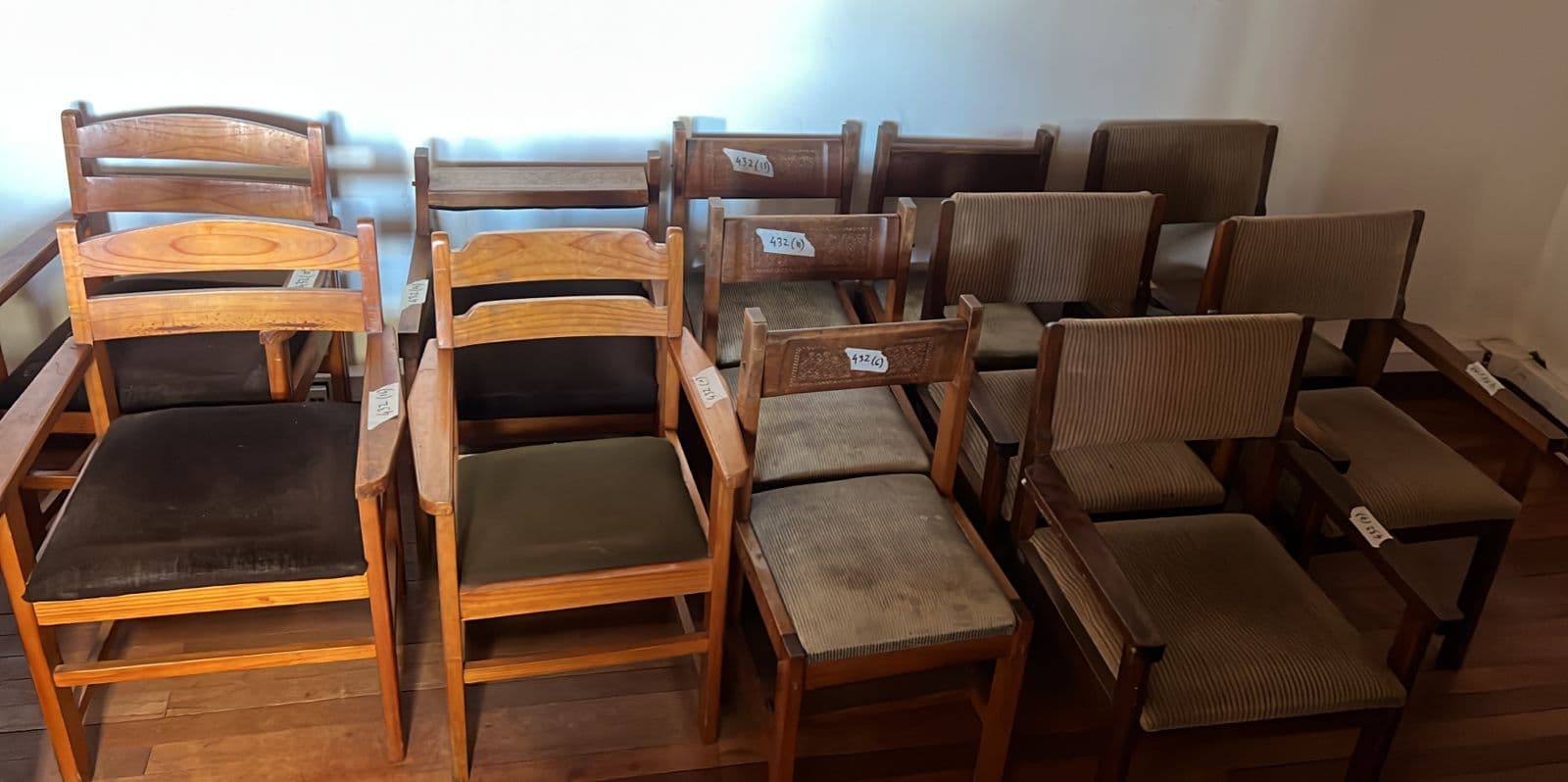 Chaises, canapés et encadrements de fenêtres (salle 5)