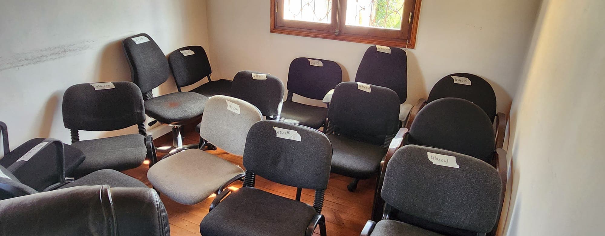 Chaises de bureau (salle 6) — image 2