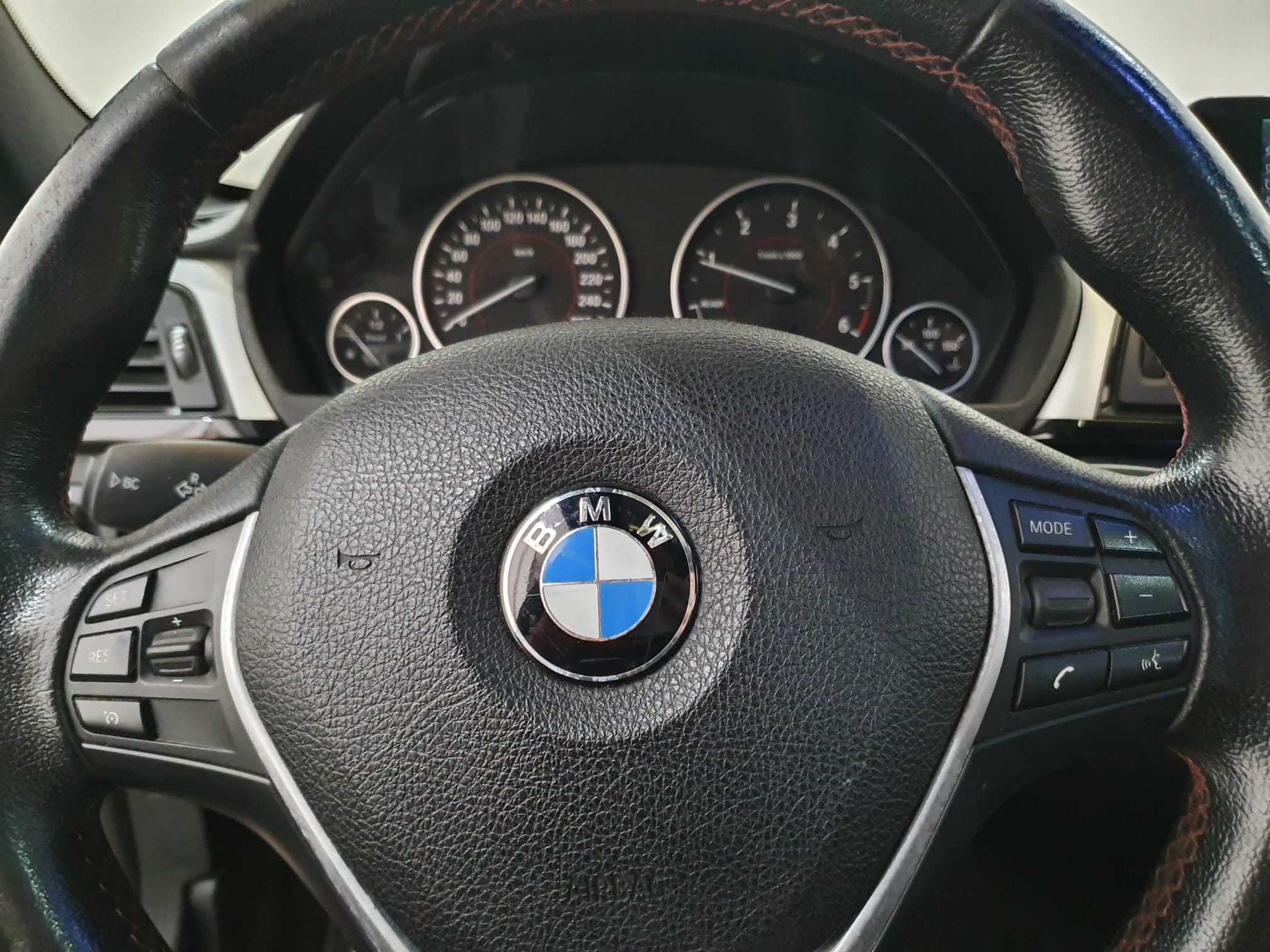 BMW 320D · Ano 2013 — imagem 24