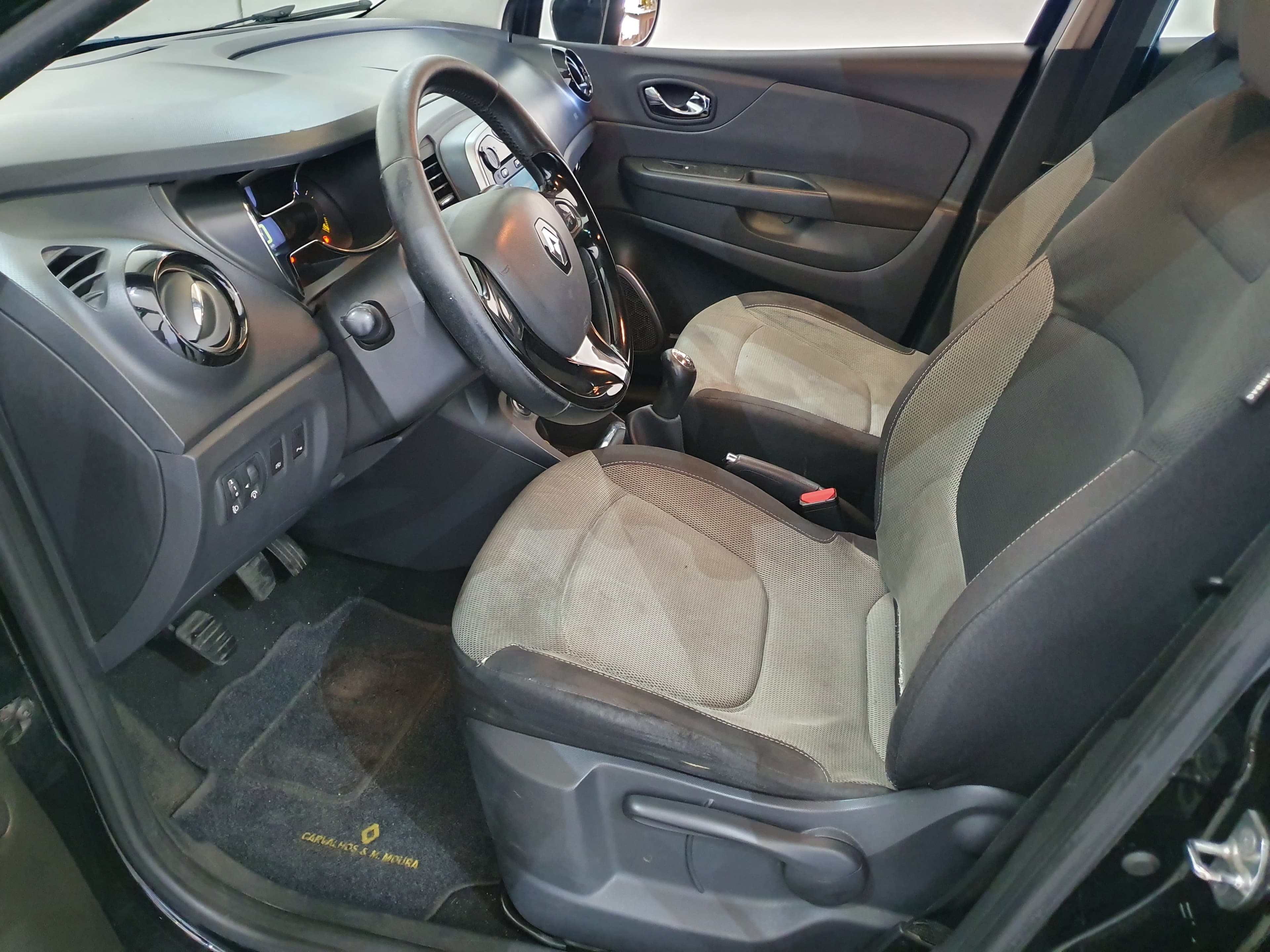 Renault Captur 1.5 DCI · Ano 2014 — imagen 32