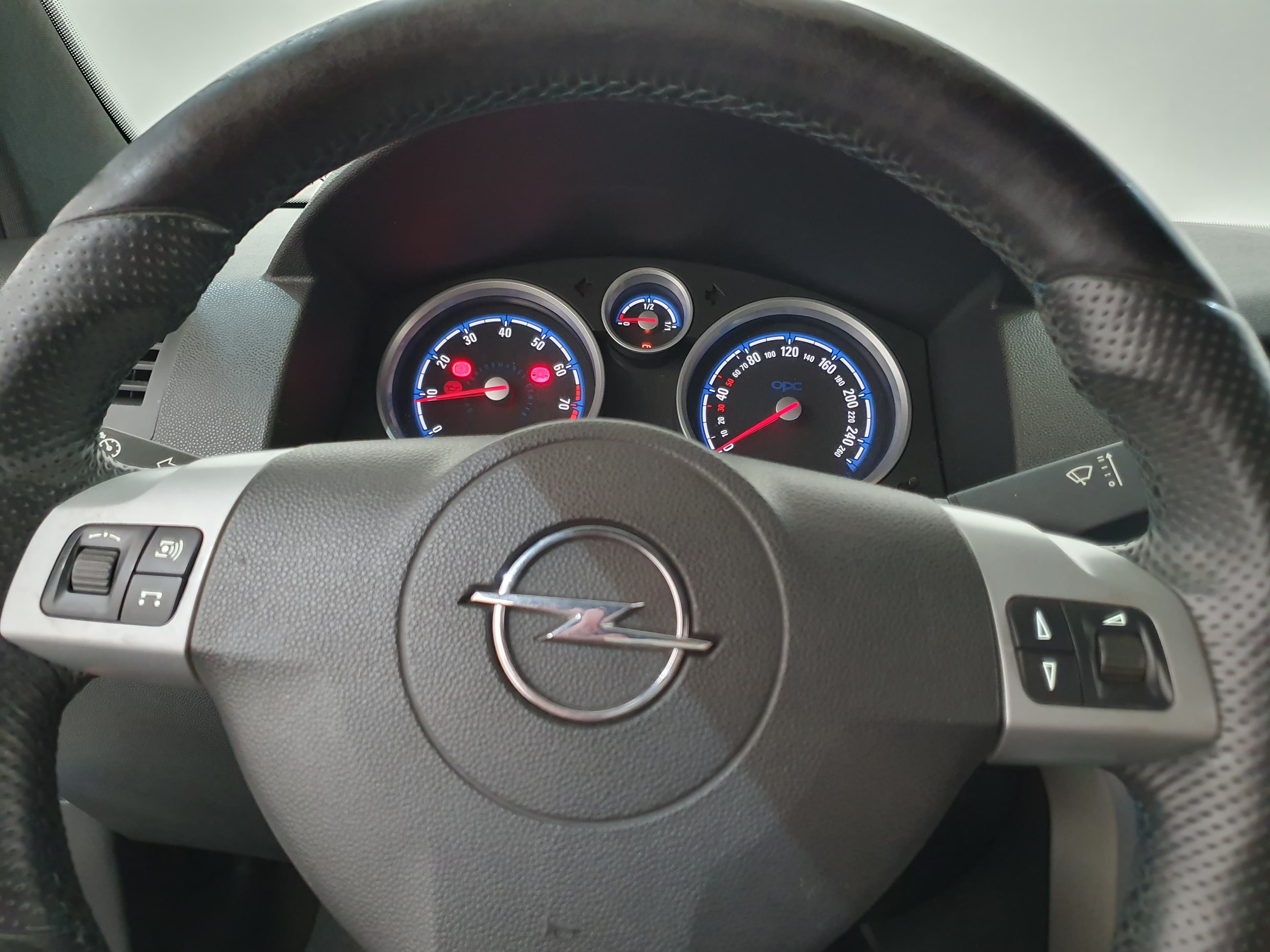 Opel Astra GTC · Ano 2010 — imagen 29