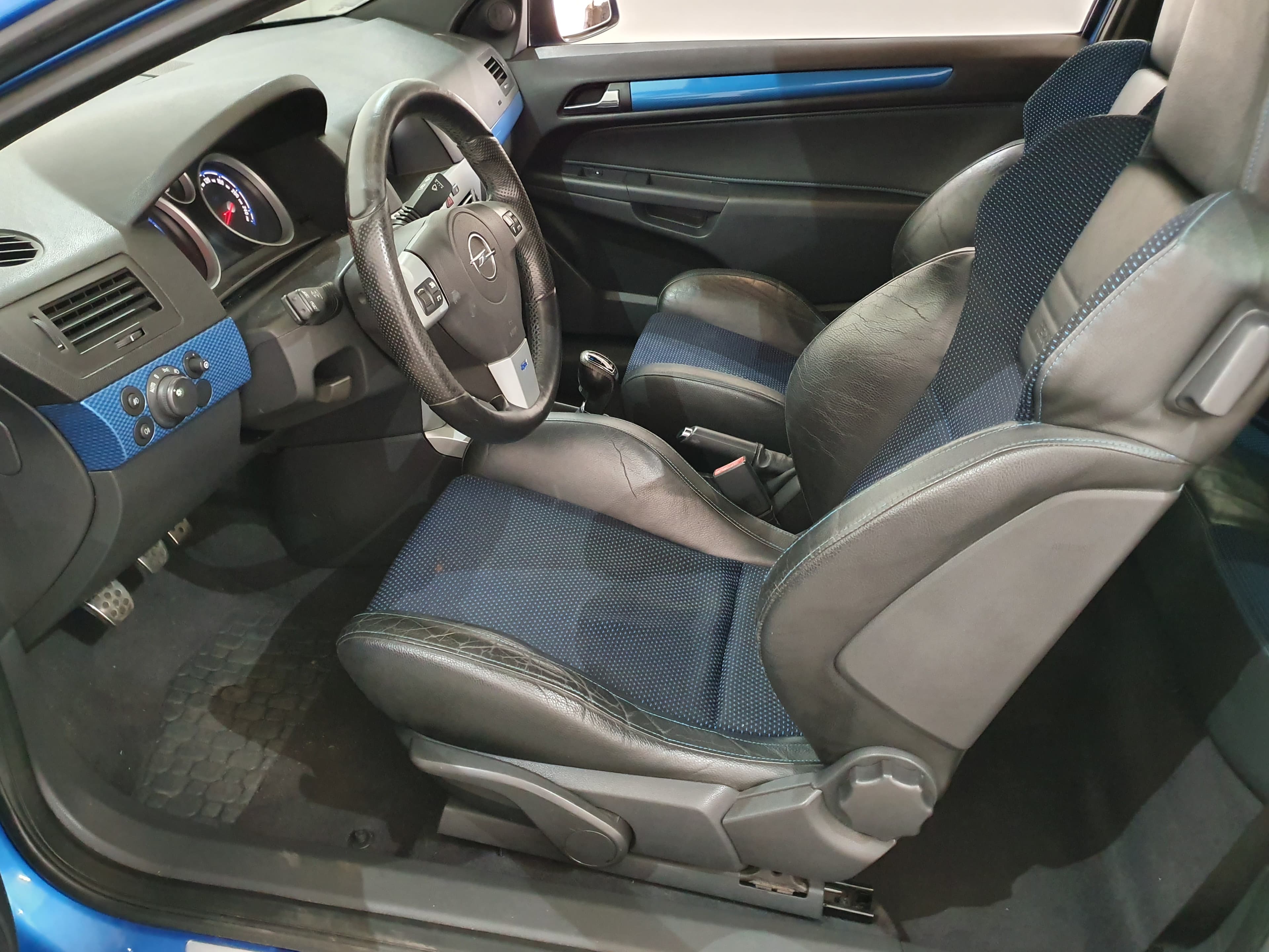 Opel Astra GTC · Ano 2010 — imagen 26