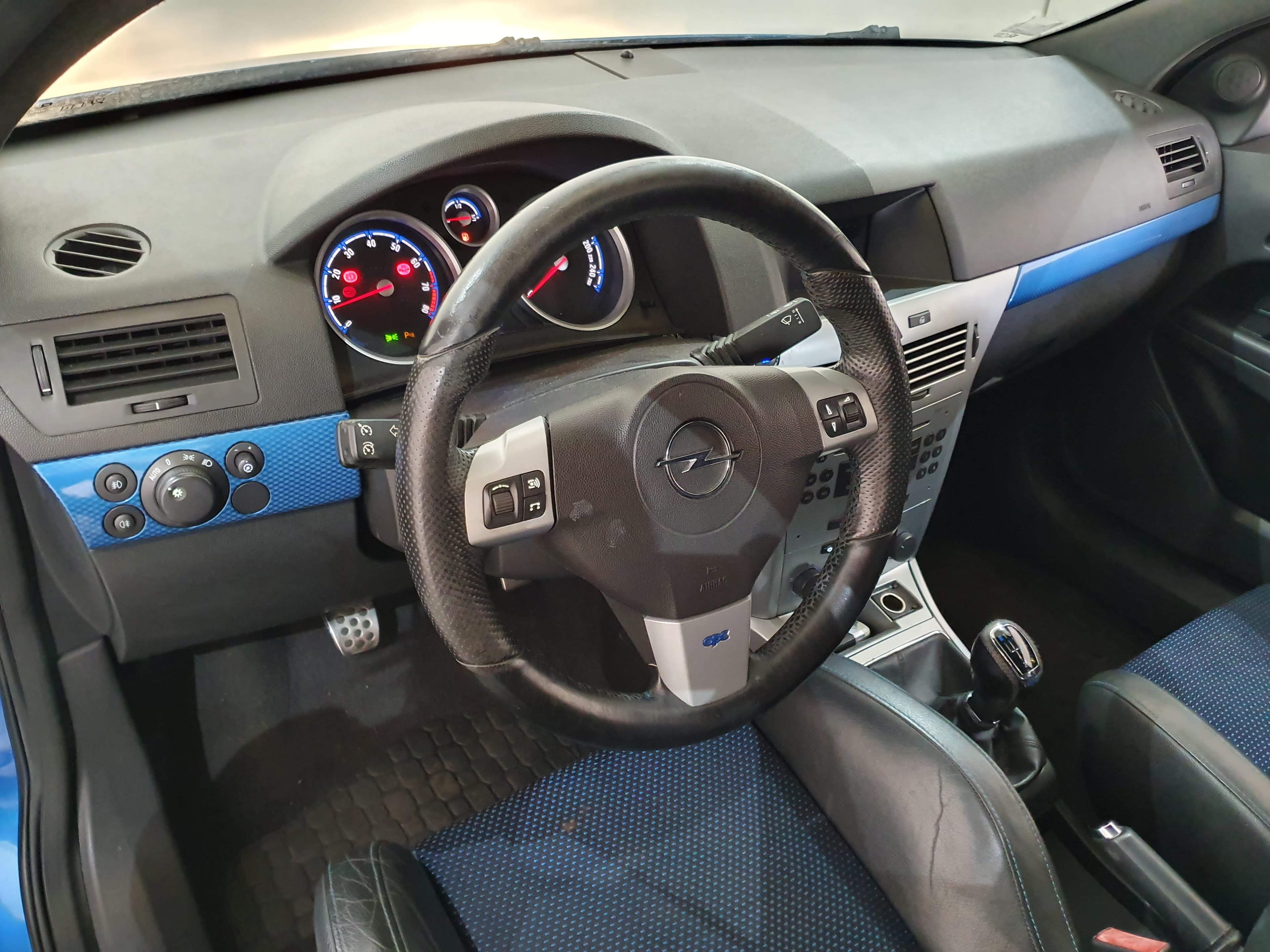 Opel Astra GTC · Ano 2010 — imagen 22