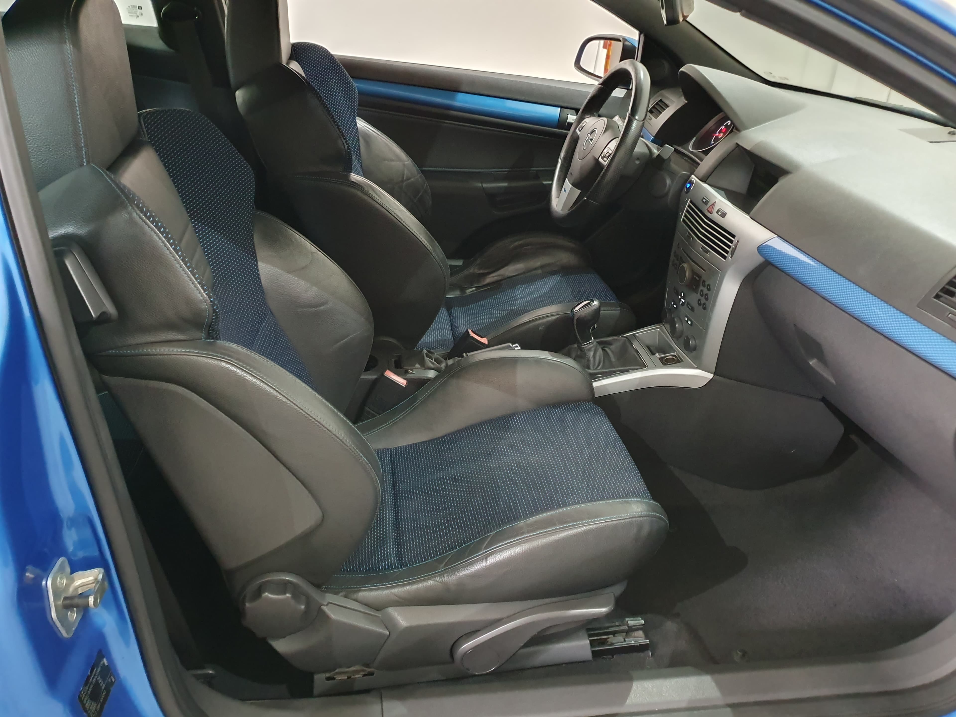 Opel Astra GTC · Ano 2010 — imagen 17