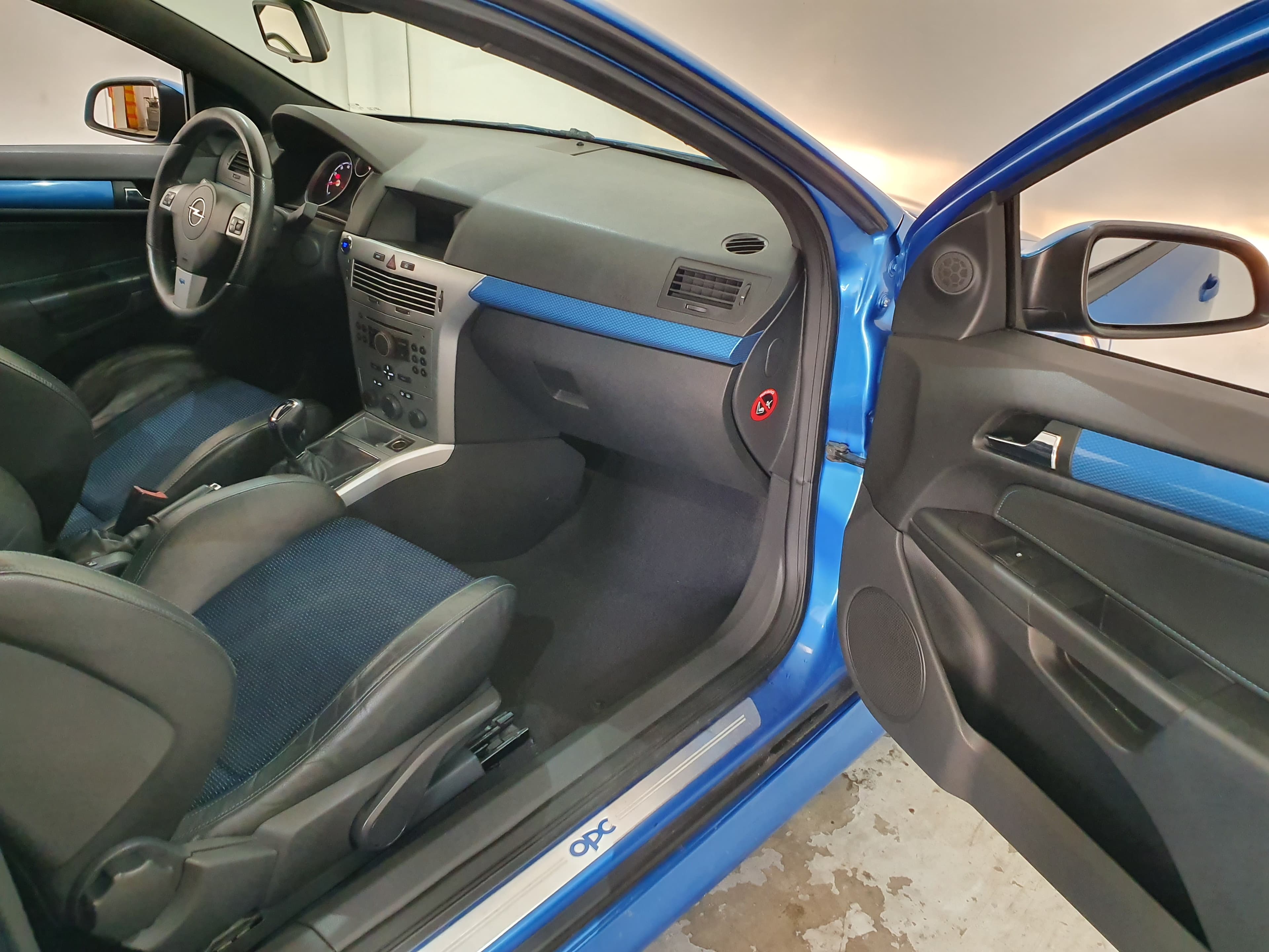 Opel Astra GTC · Ano 2010 — imagen 15