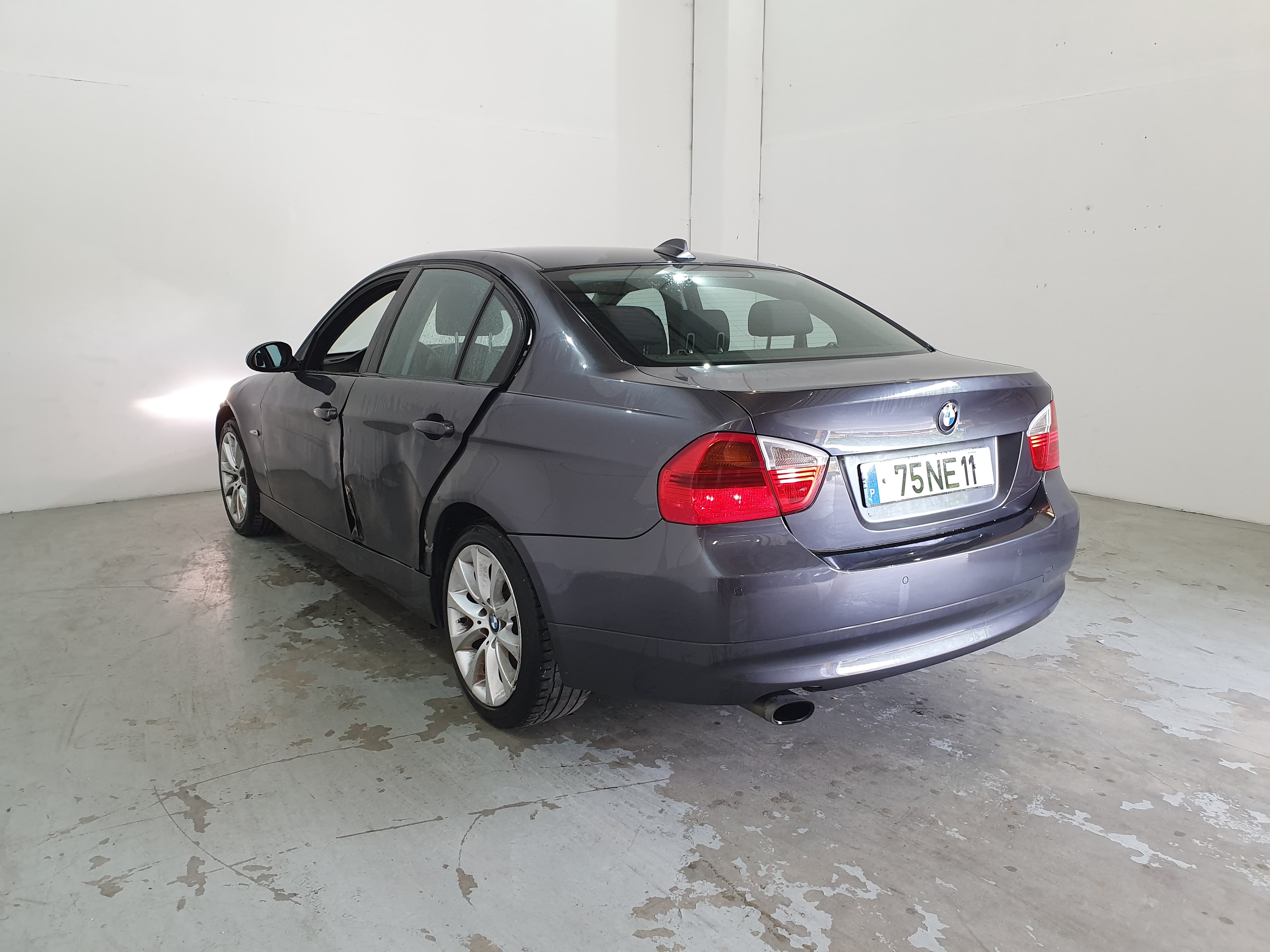 BMW 318D · Ano 2008 — imagem 9