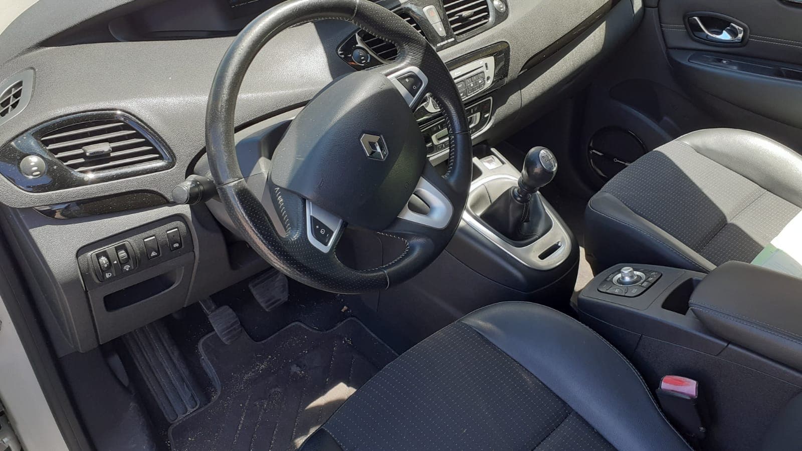 Renault Grand Scénic DCI · Ano 2013 — imagen 25
