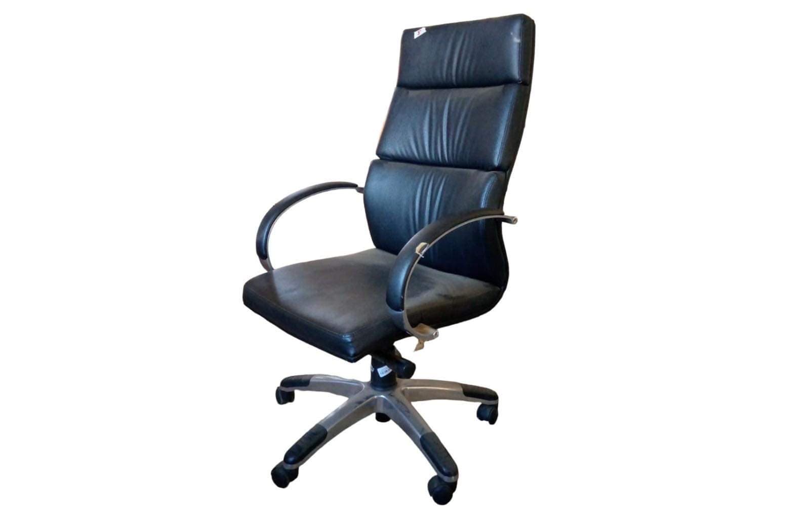 Meubles, chaises, extincteurs (salle 10, 11, 12)