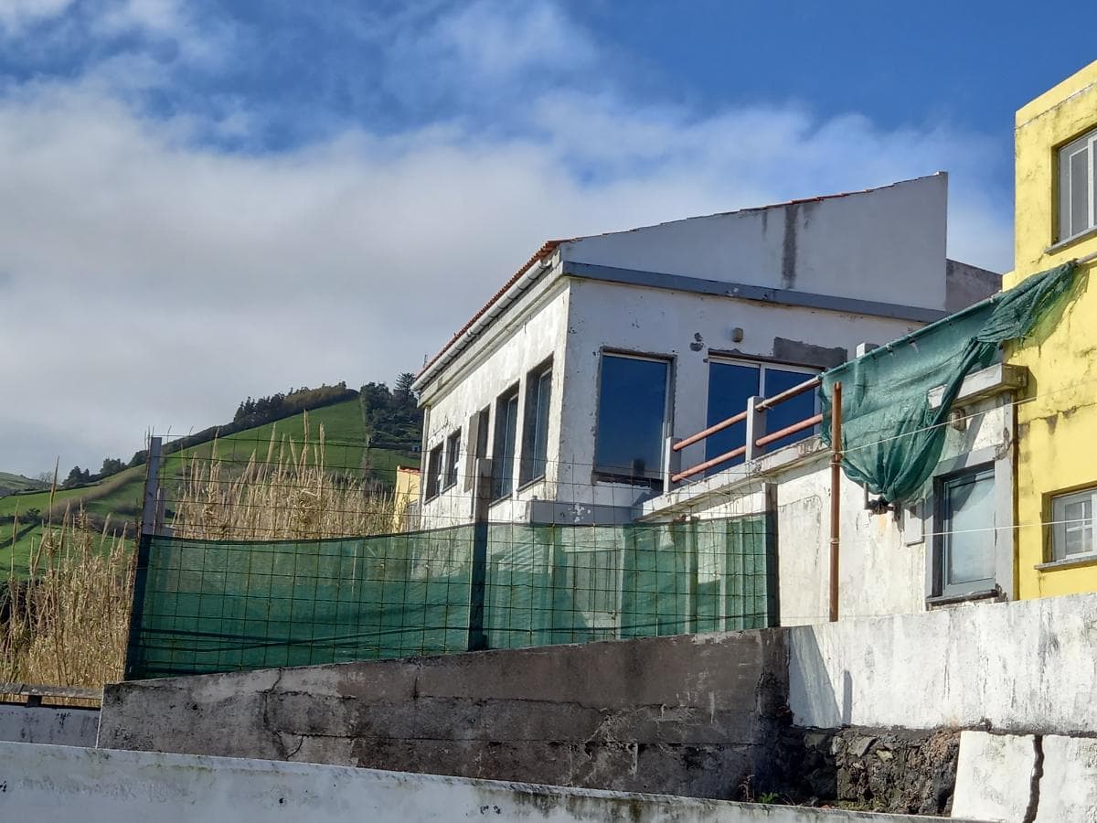 Moradia V3 c/ Arrumos · Santa Cruz das Flores, Açores — imagem 1