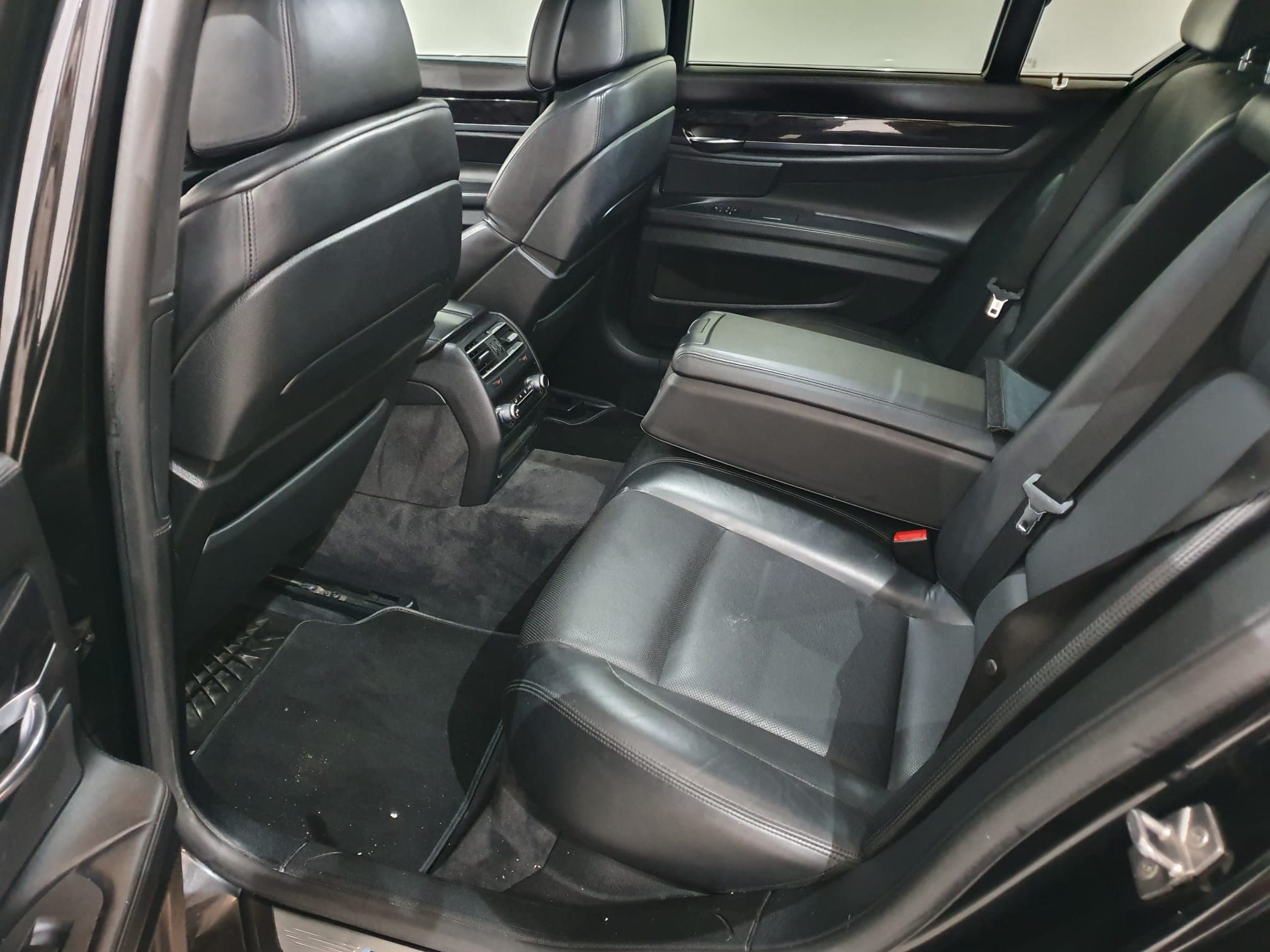 BMW 740D · Ano 2010 — image 31