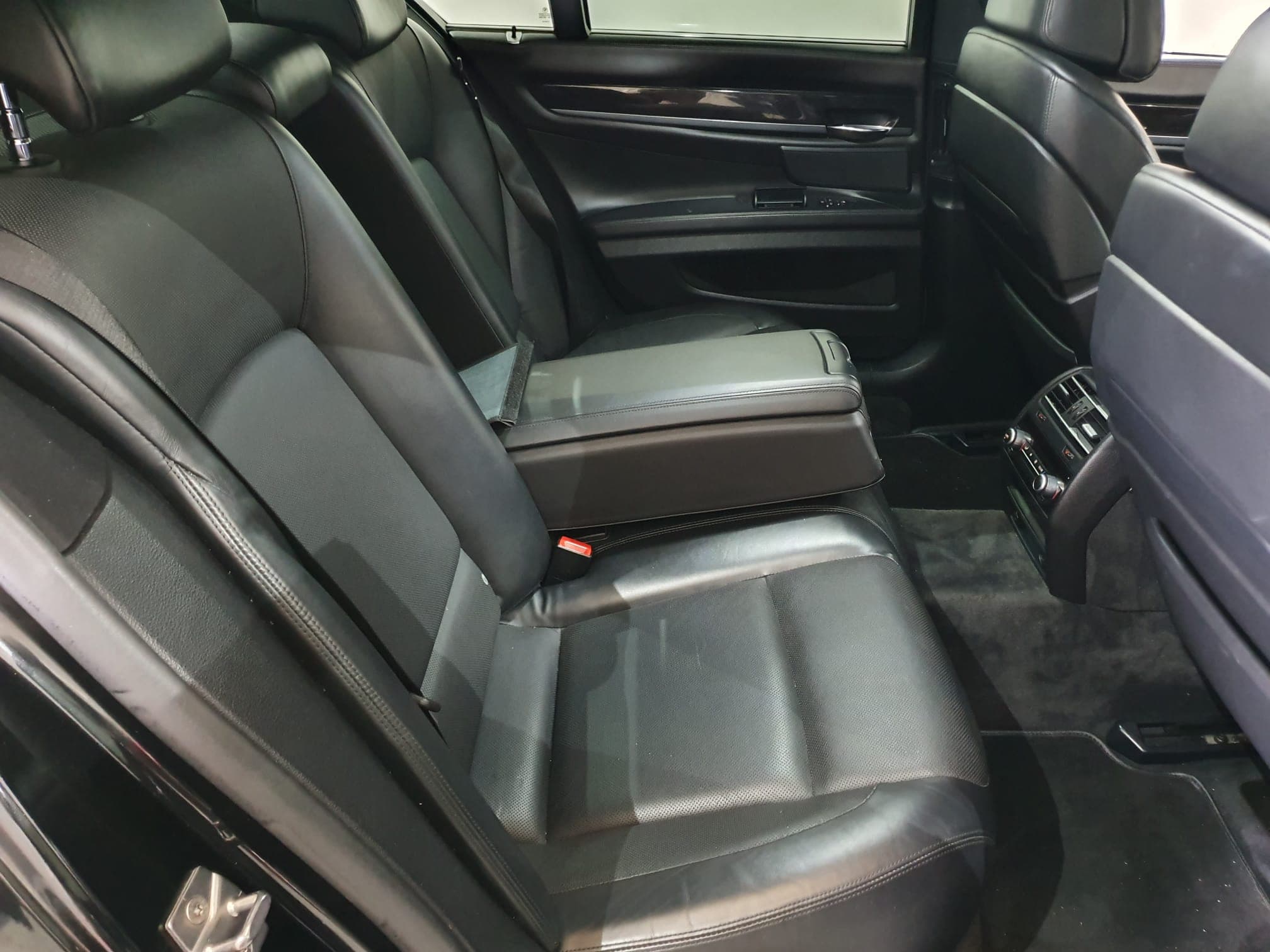 BMW 740D · Ano 2010 — image 28