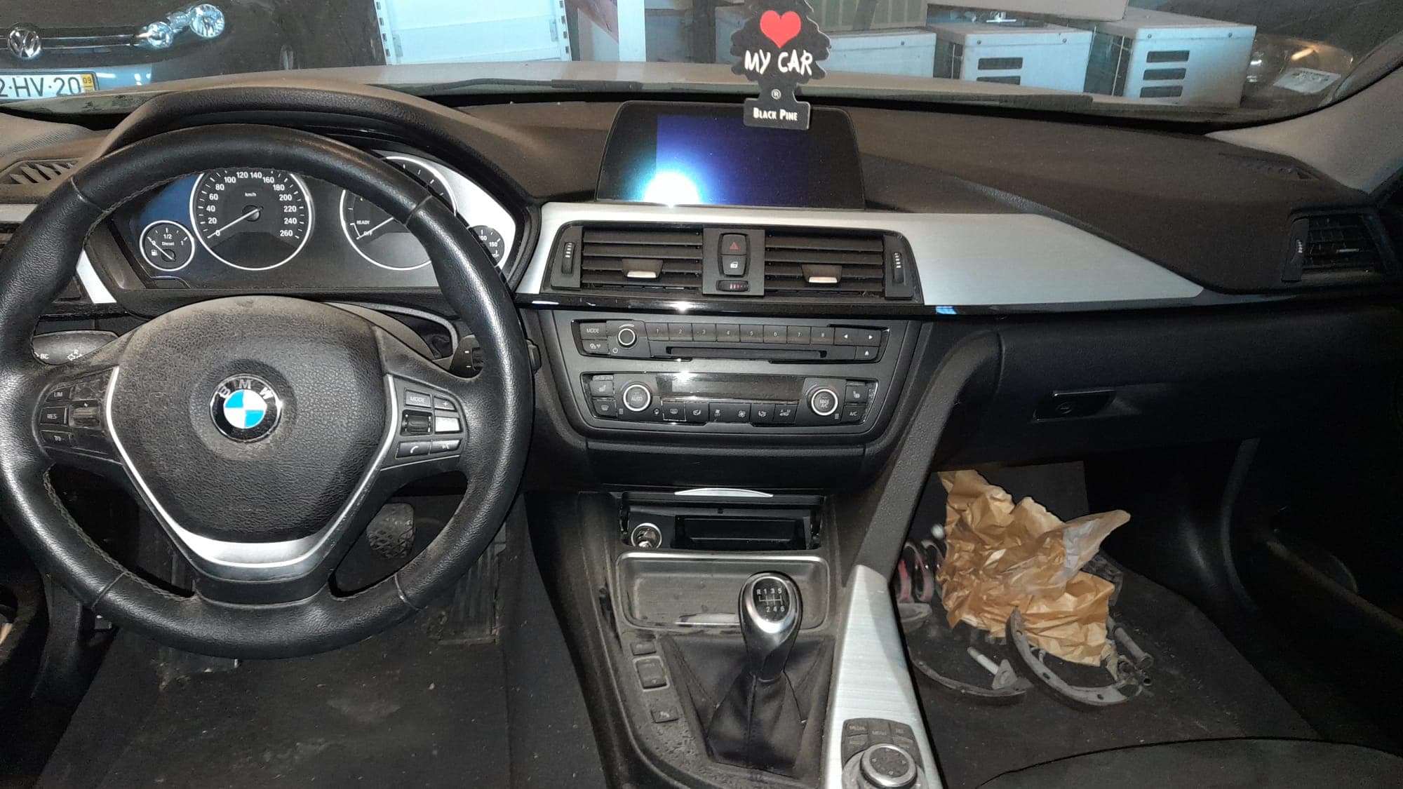 BMW 318D · Ano 2015 — image 19