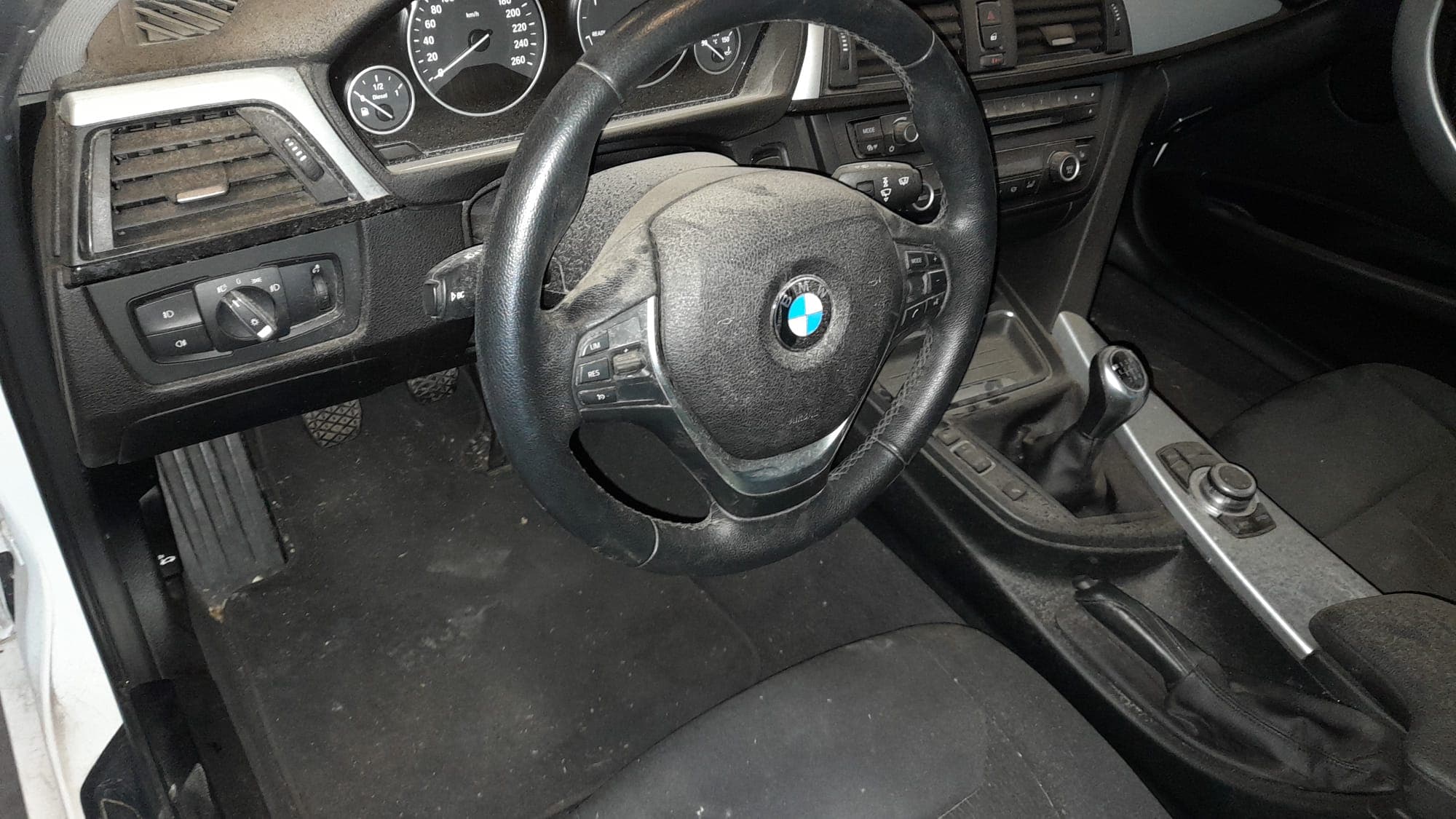 BMW 318D · Ano 2015 — image 33