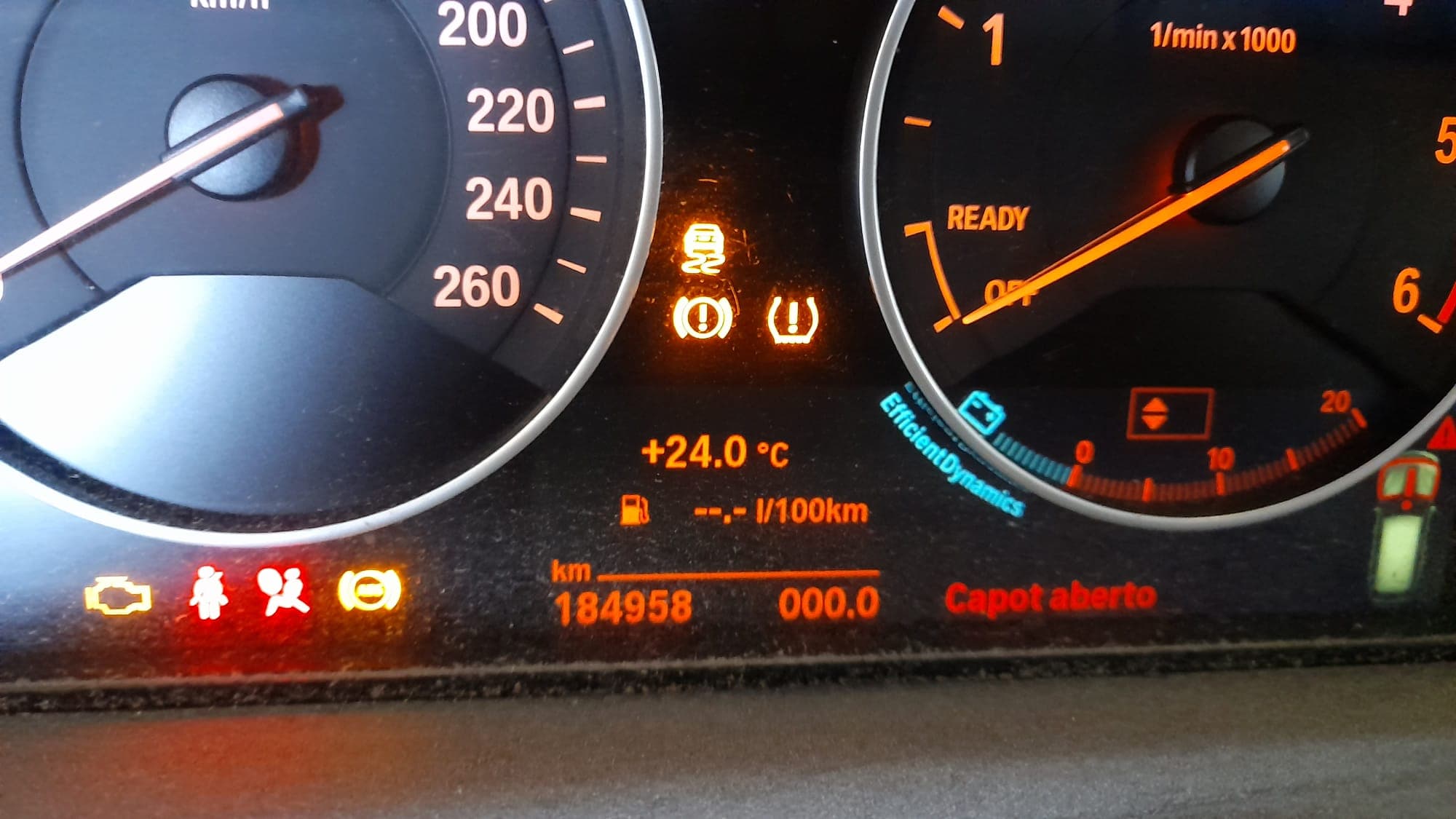 BMW 318D · Ano 2015 — image 32