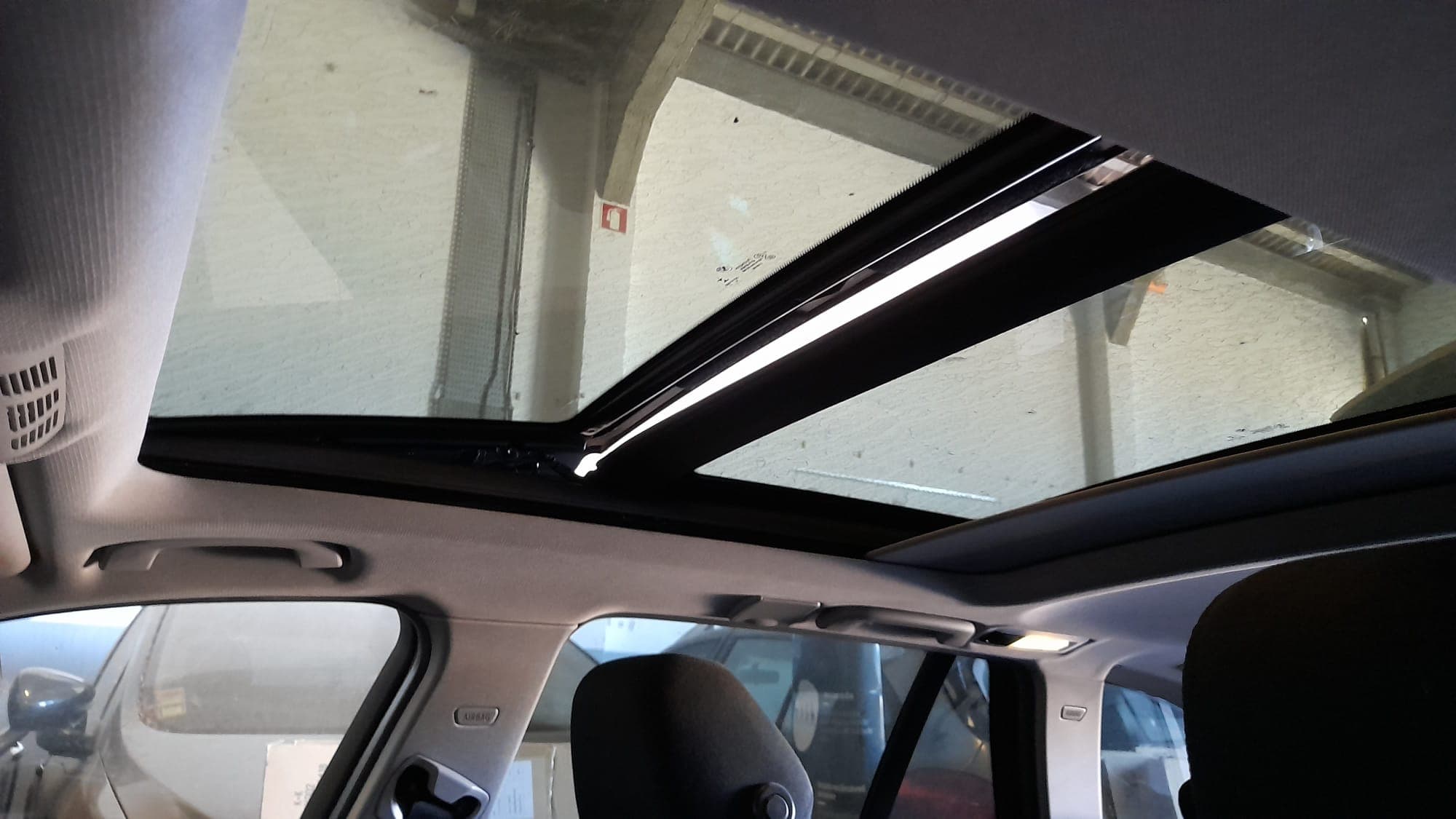 BMW 318D · Ano 2015 — image 17