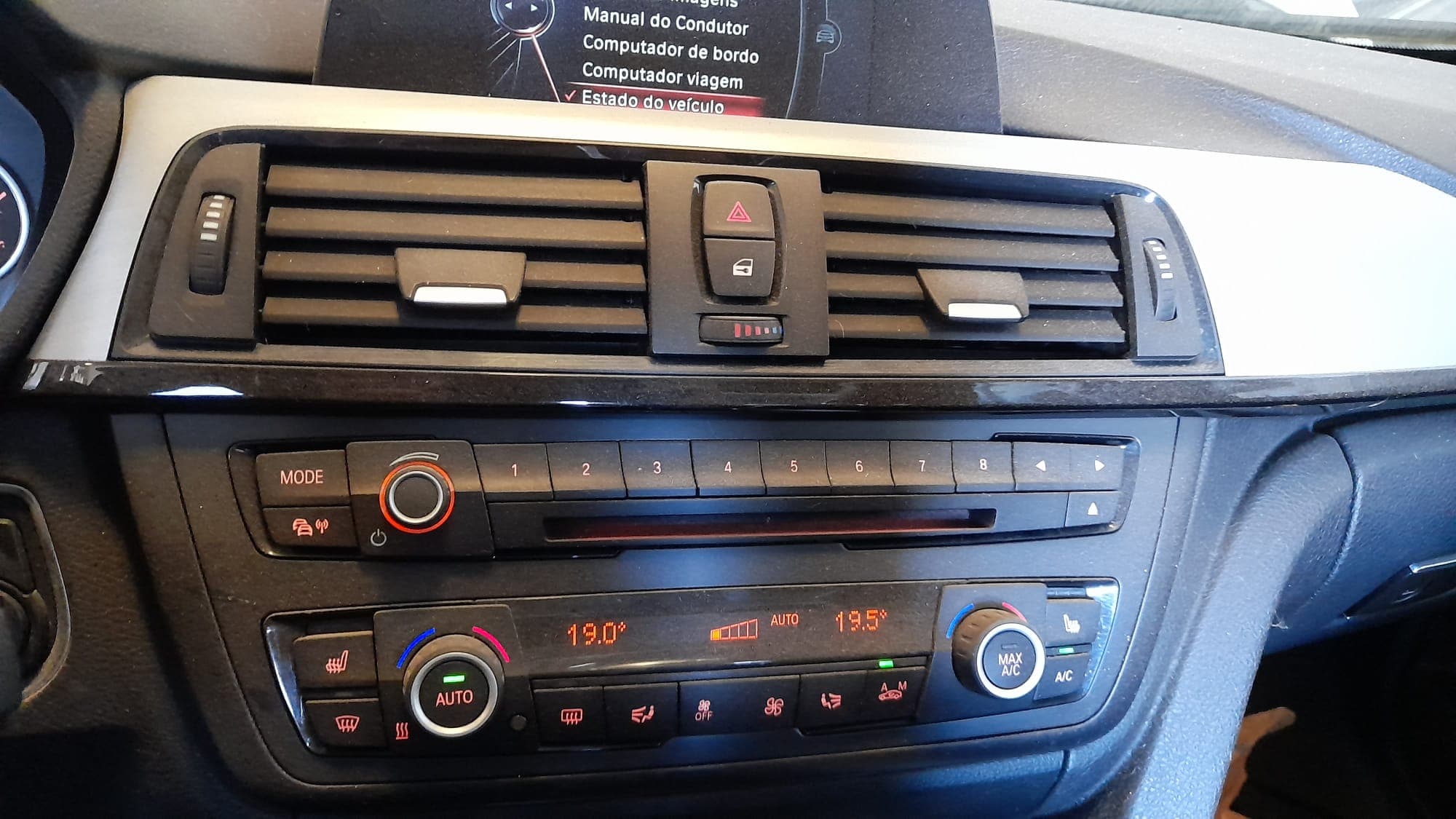 BMW 318D · Ano 2015 — image 30