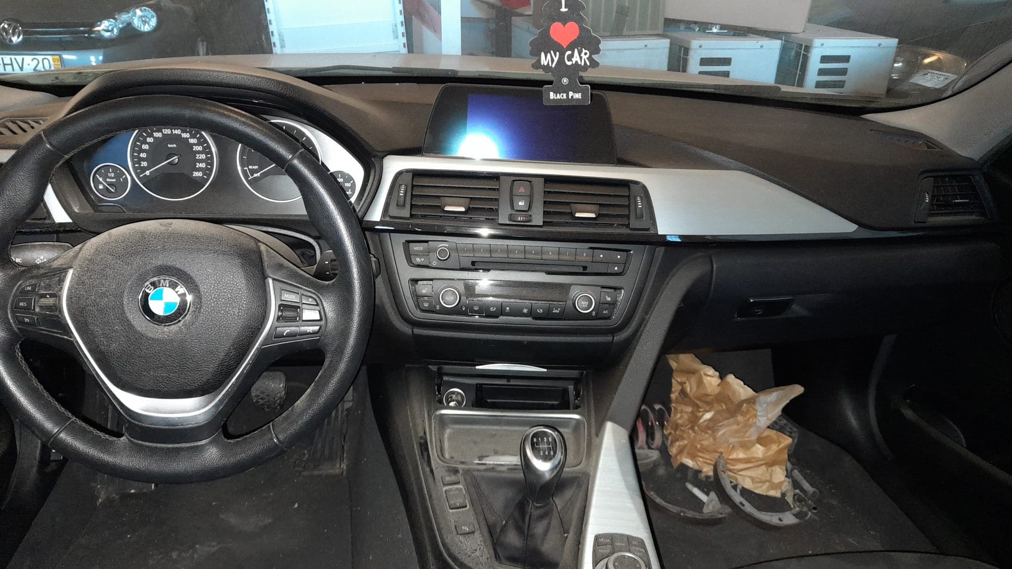 BMW 318D · Ano 2015 — image 35