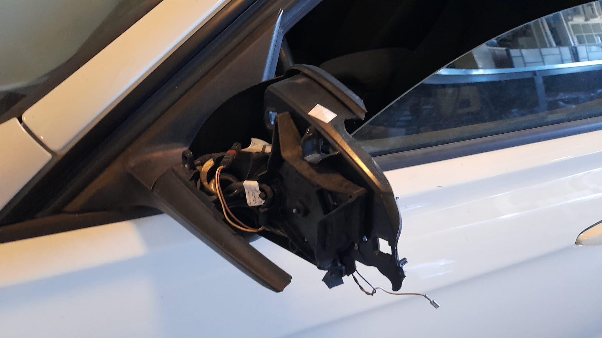 BMW 318D · Ano 2015 — image 12