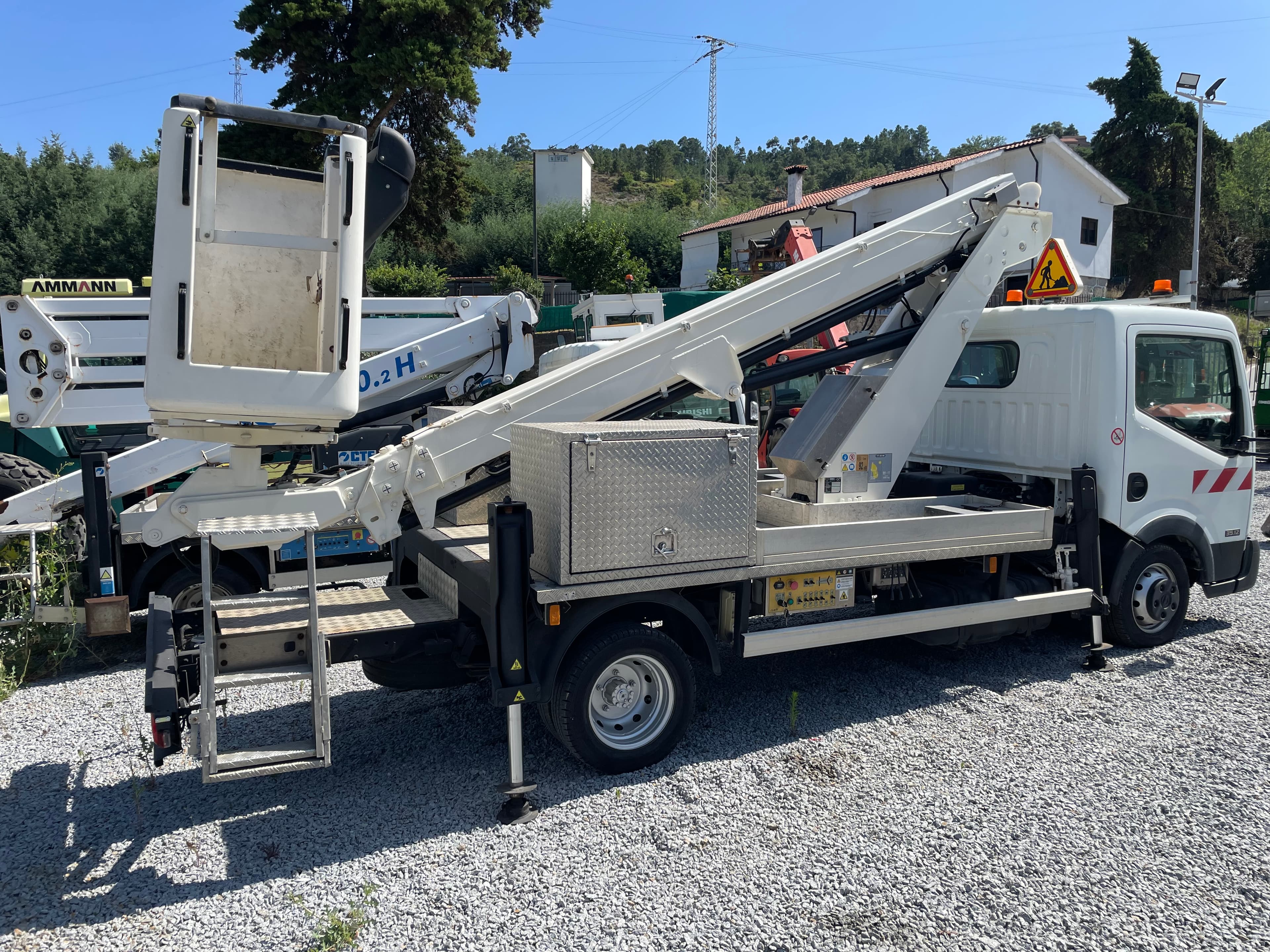 Nissan Cabstar 35.12 com Cesta Elevatória · Ano 2014 — imagem 6
