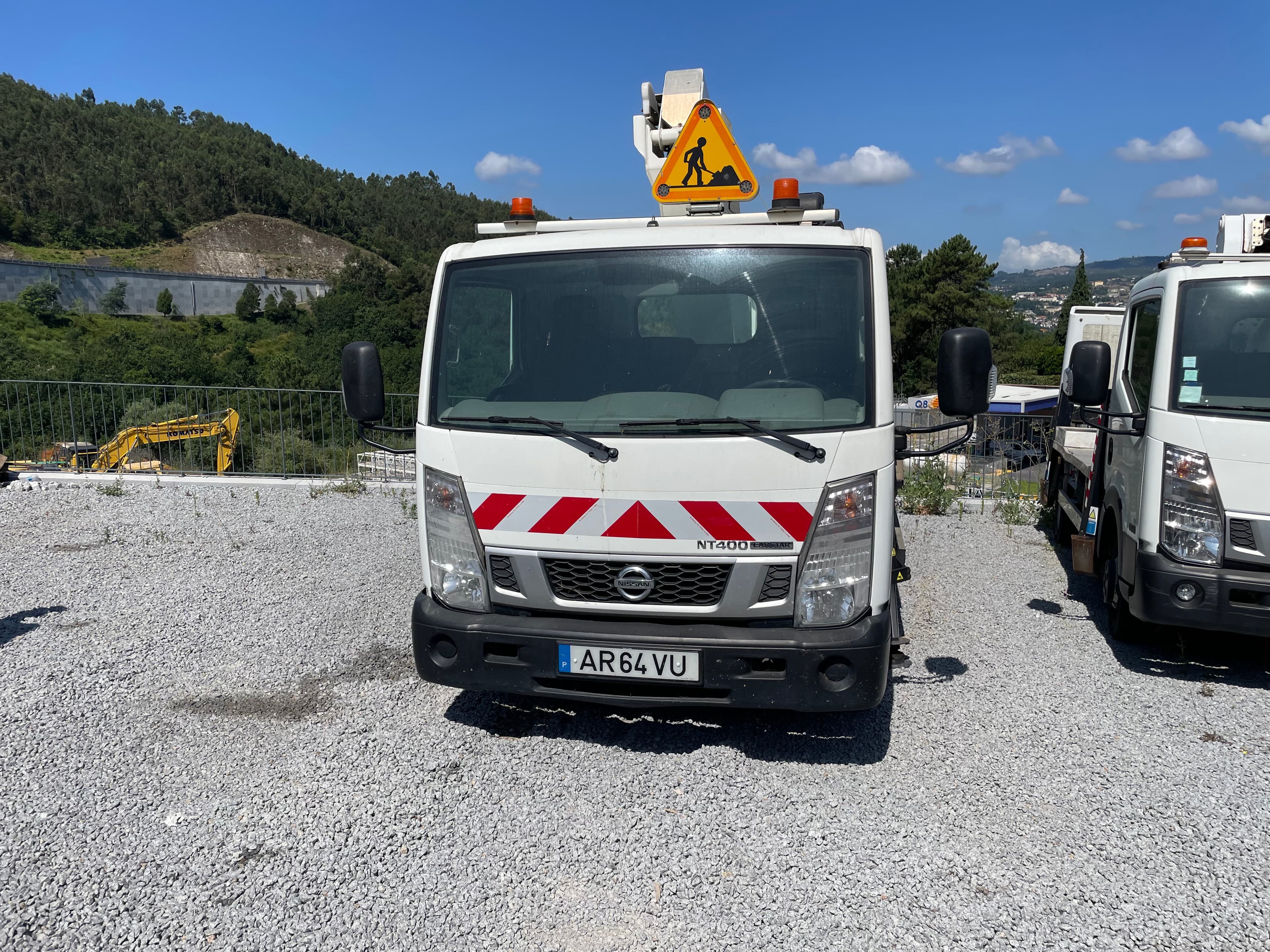 Nissan Cabstar 35.12 com Cesta Elevatória · Ano 2014 — imagem 2