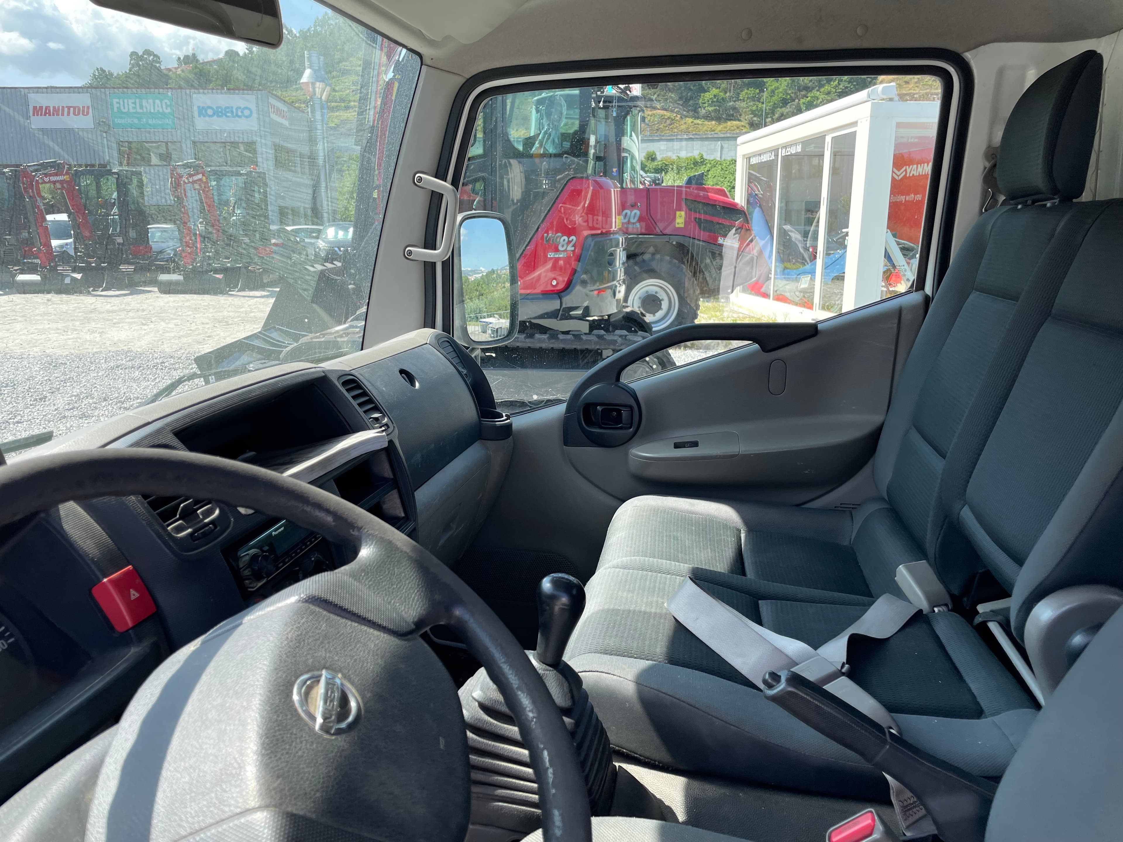Nissan Cabstar 35.12 com Cesta Elevatória · Ano 2014 — imagem 8