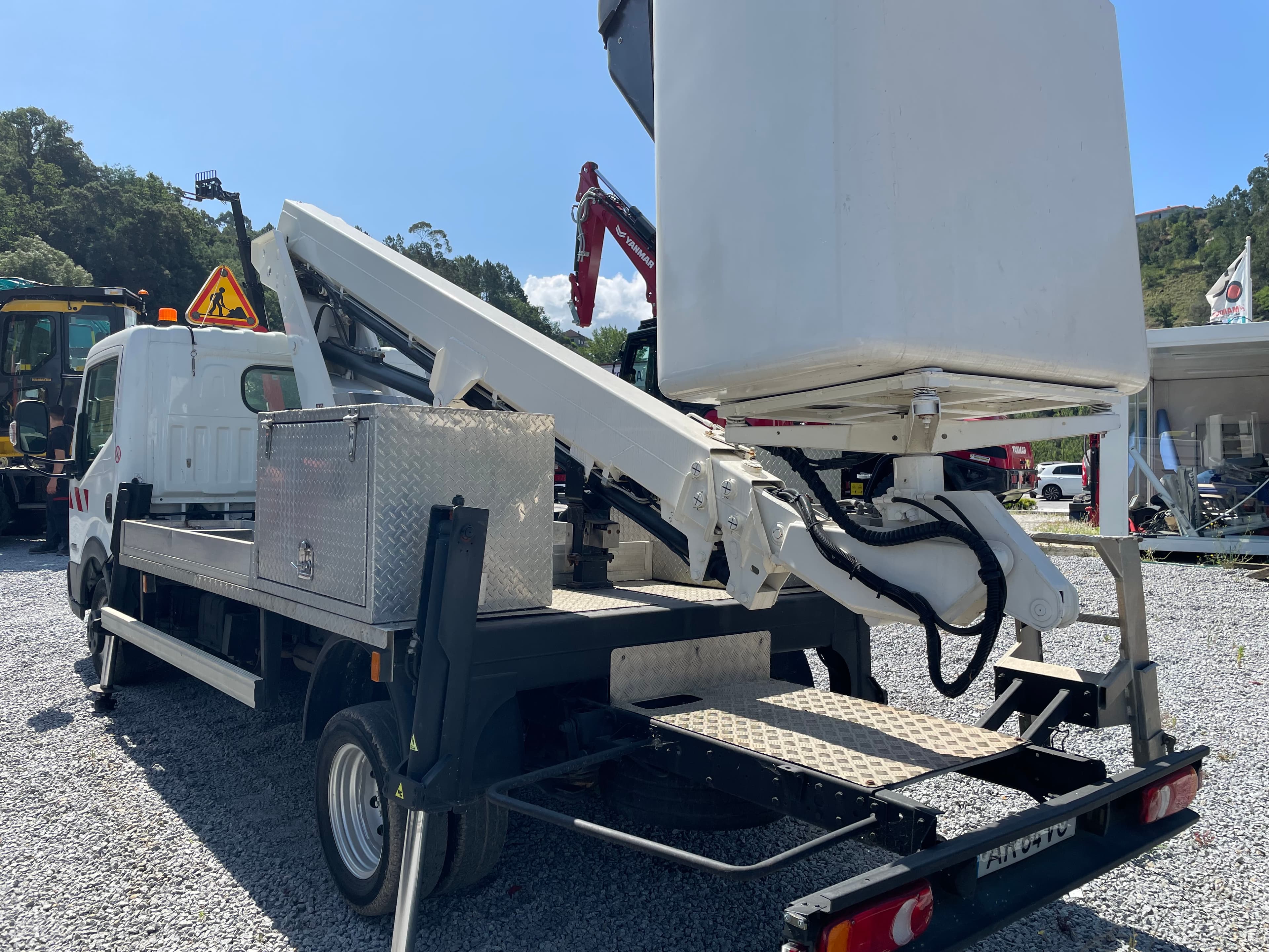 Nissan Cabstar 35.12 com Cesta Elevatória · Ano 2014 — imagem 7