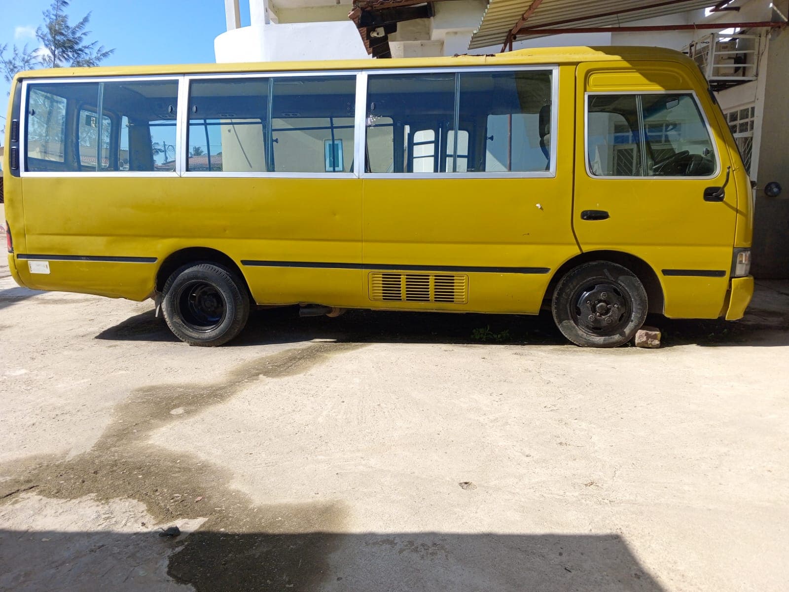Toyota Coaster — imagem 2