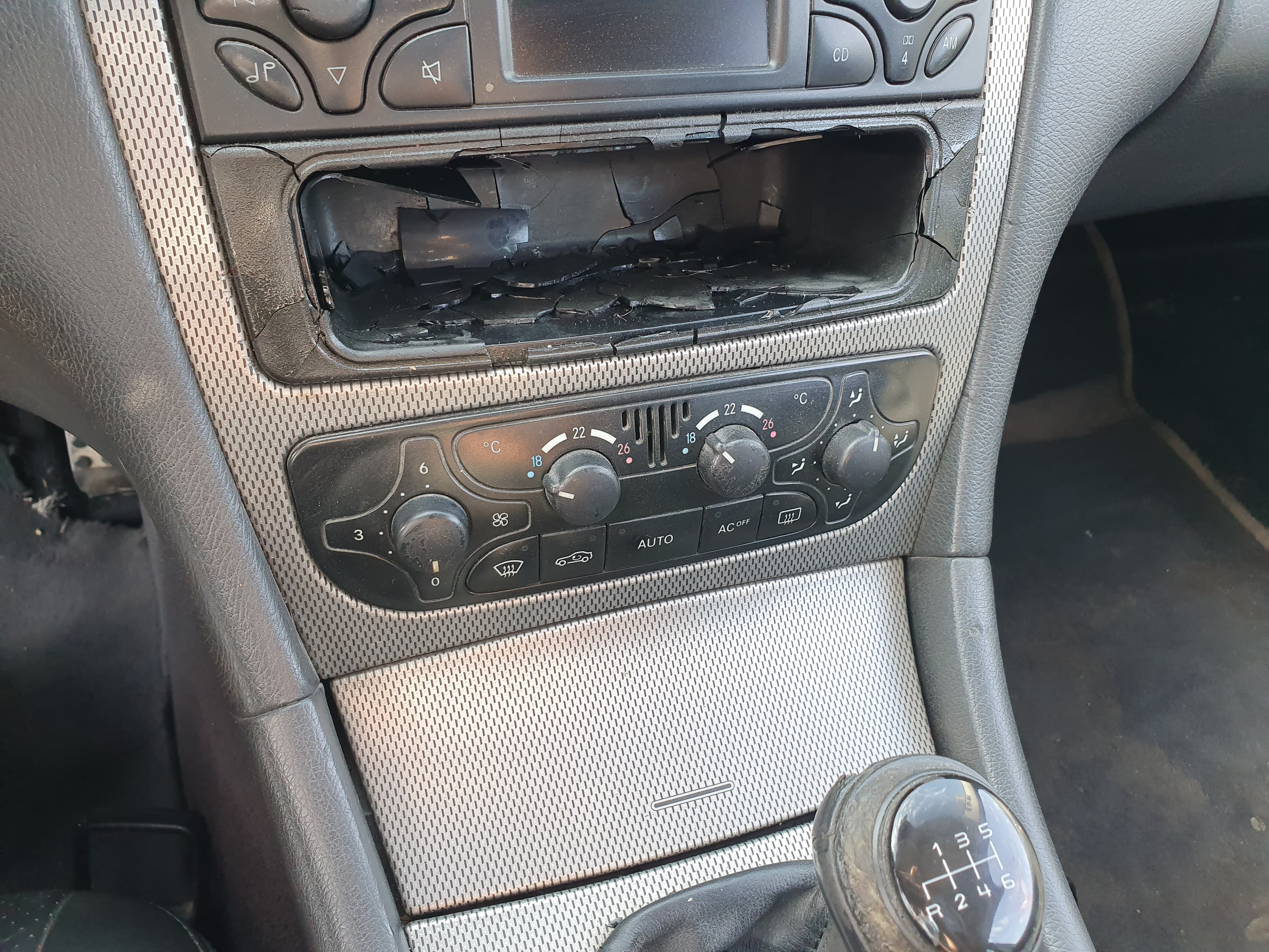 Mercedes-Benz C220 · Ano 2003 — image 32