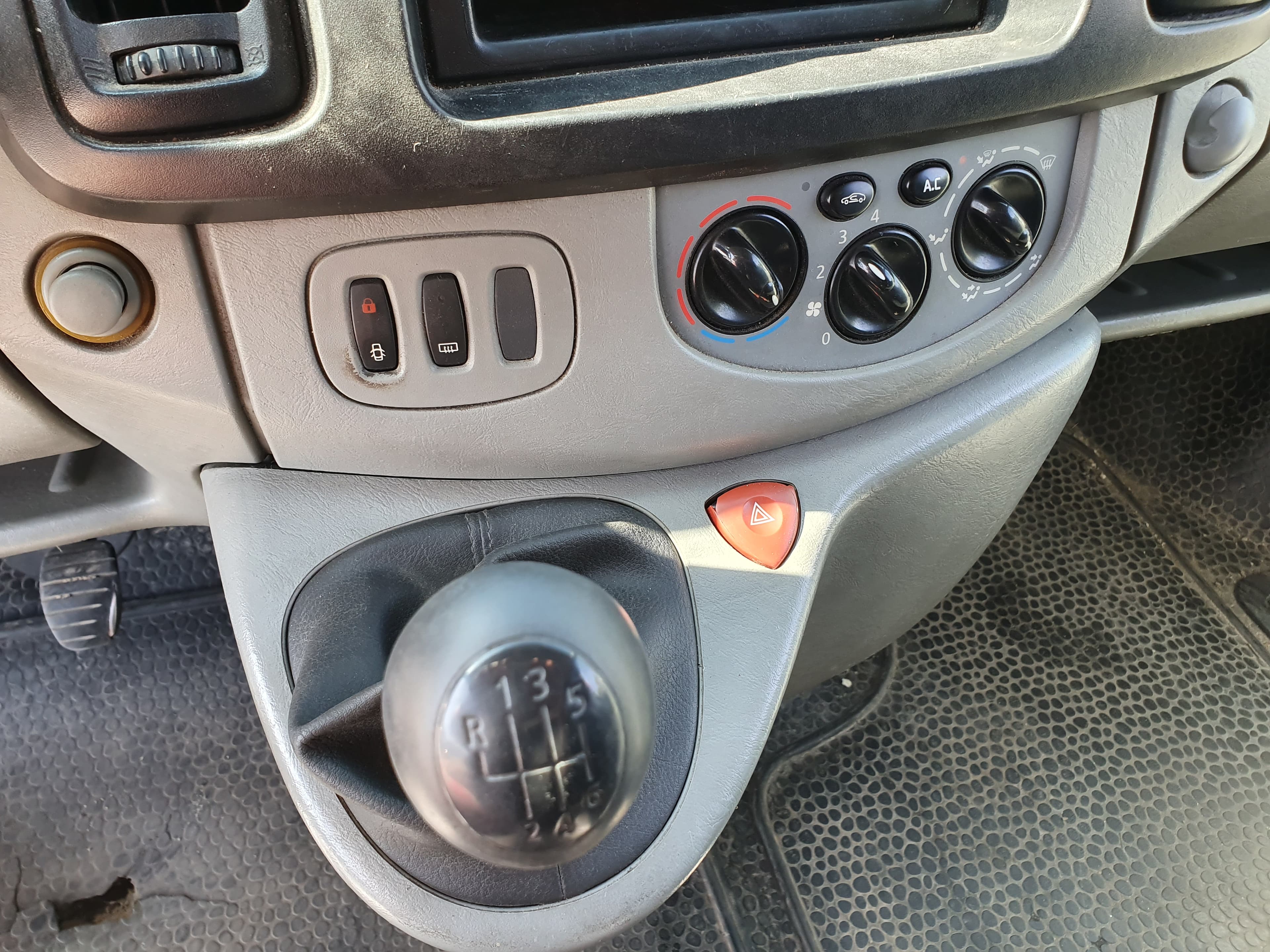 Renault Trafic · Ano 2009 — imagem 24