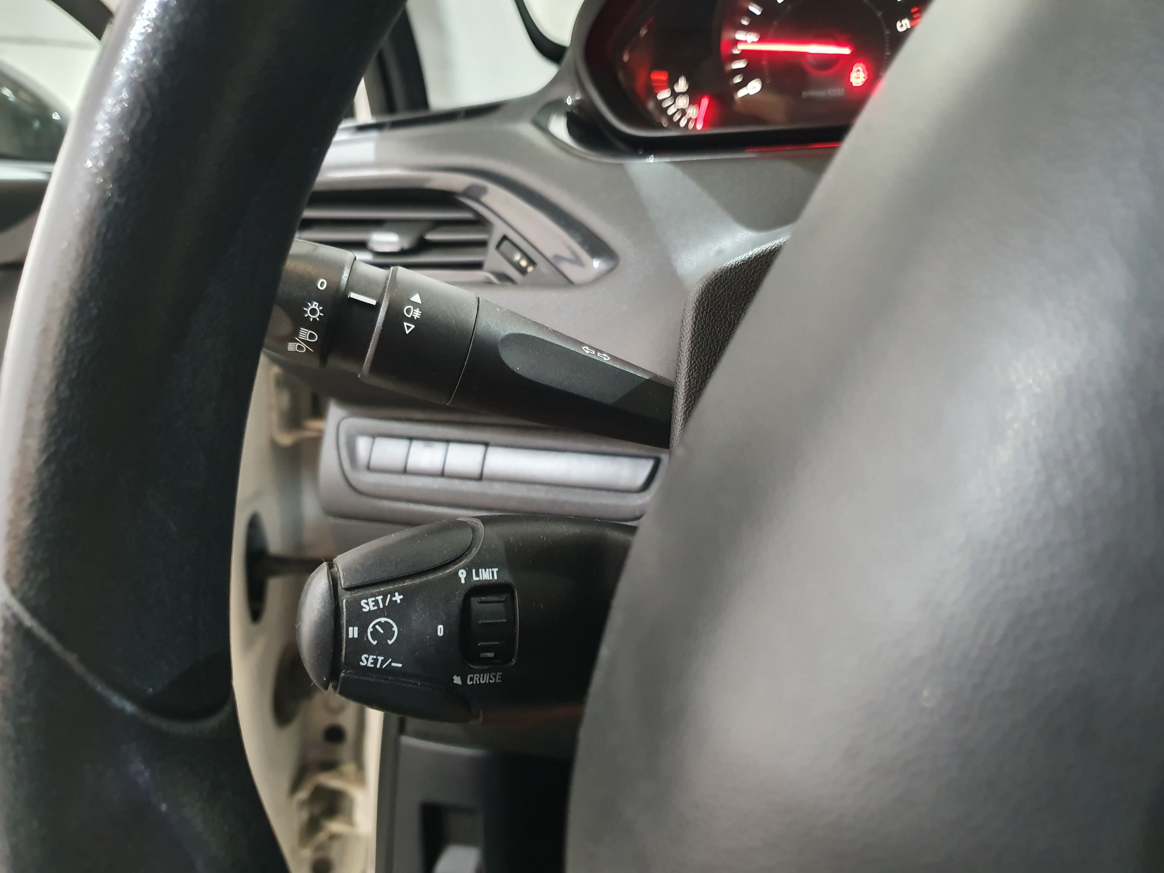 Peugeot 208 · Ano 2013 — imagem 41