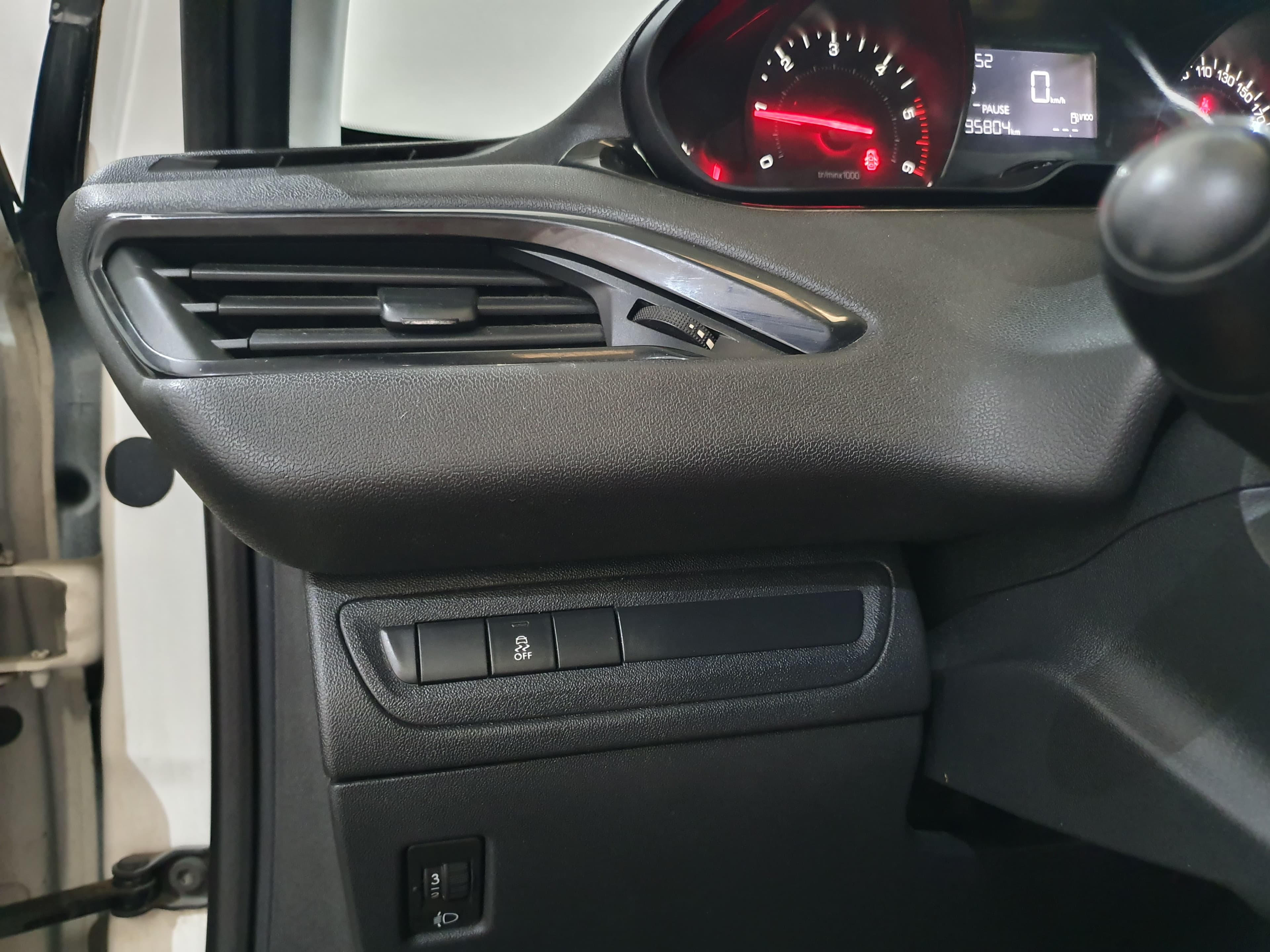 Peugeot 208 · Ano 2013 — imagem 42