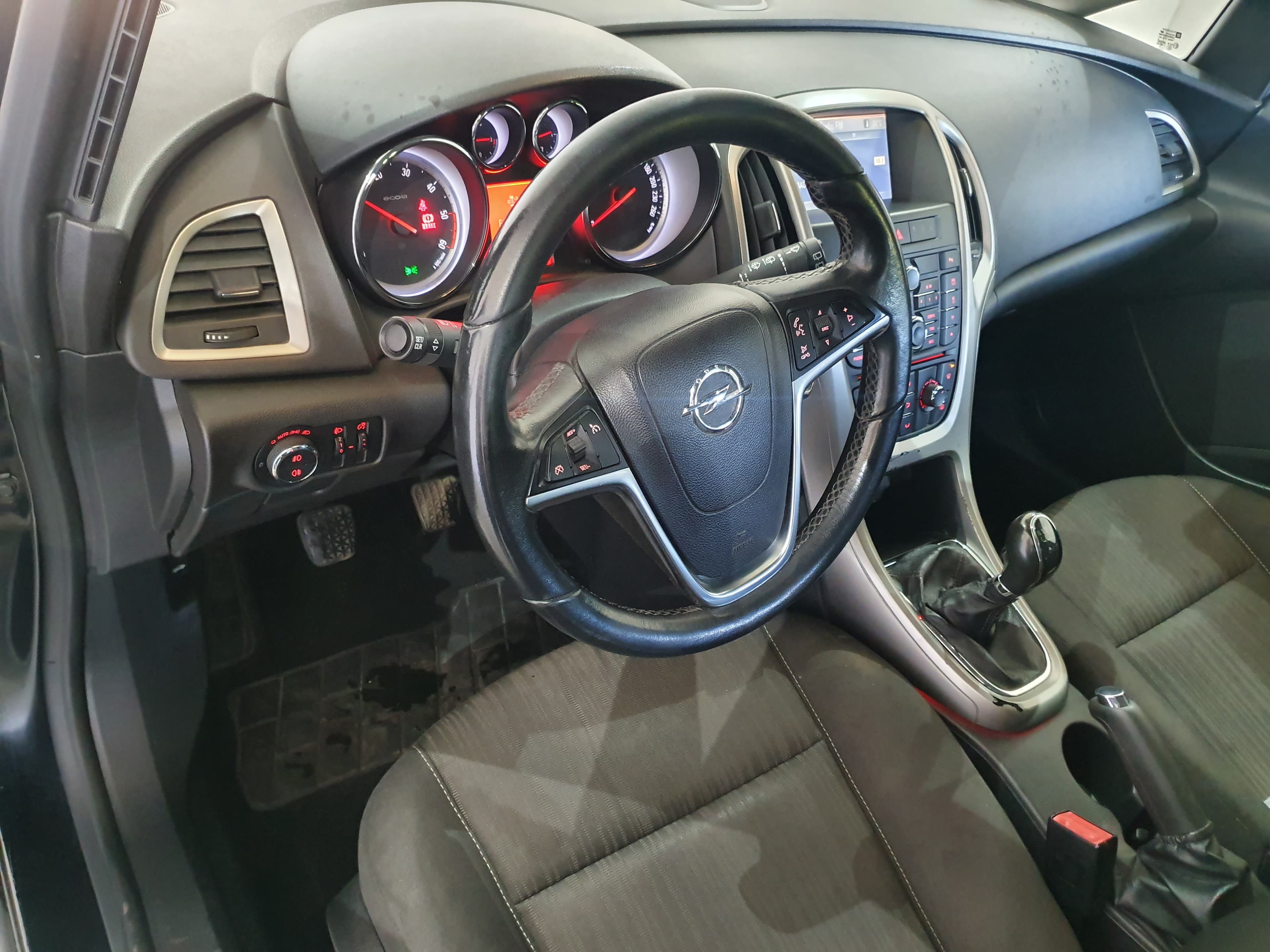 Opel Astra 1.7 CDTI · Ano 2012 — imagem 29