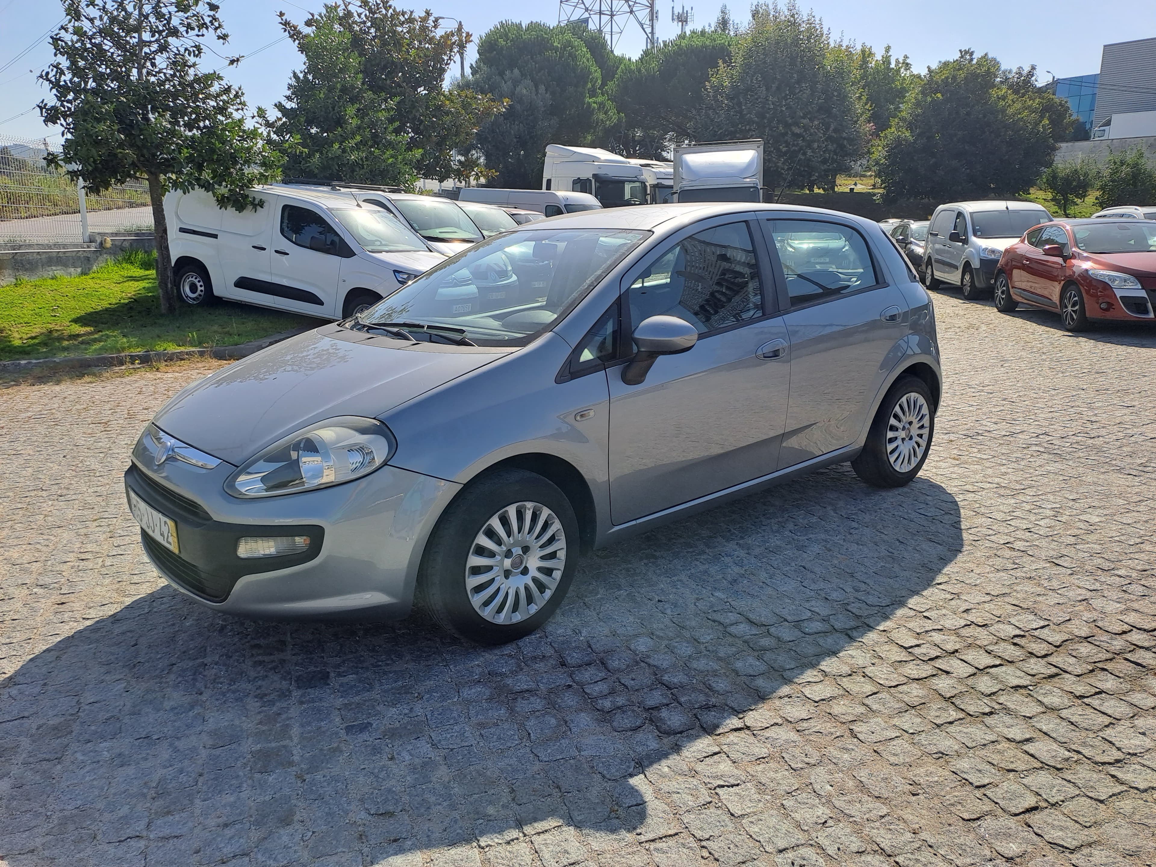 Fiat Punto · Ano 2010 — imagem 2