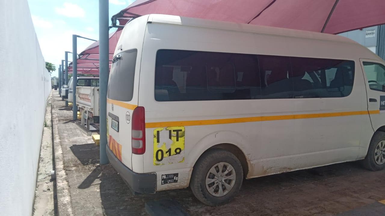 Minibus Toyota Hiace 2.5 — imagen 4