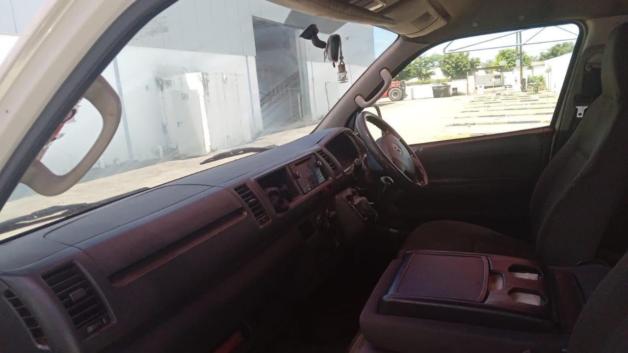 Minibus Toyota Hiace 2.5 — imagen 17