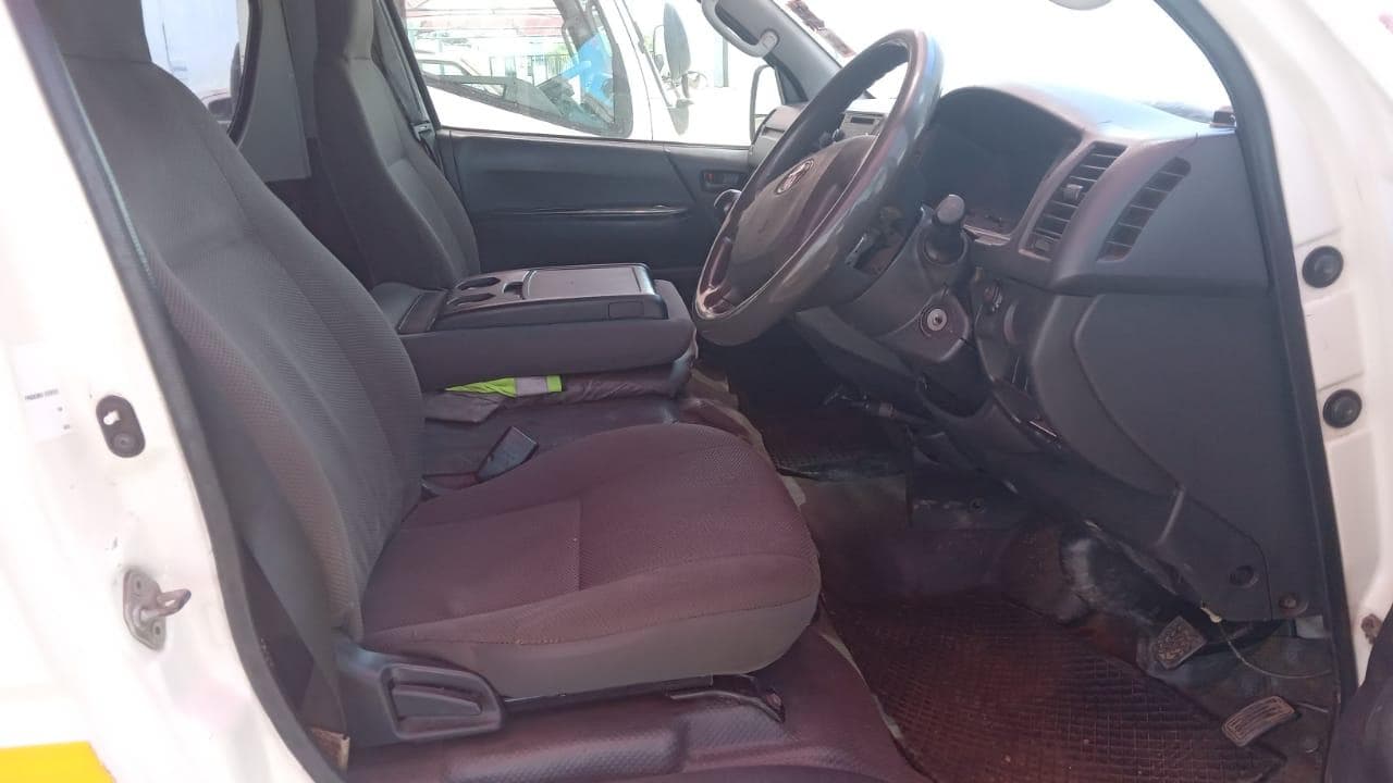 Minibus Toyota Hiace 2.5 — imagen 8