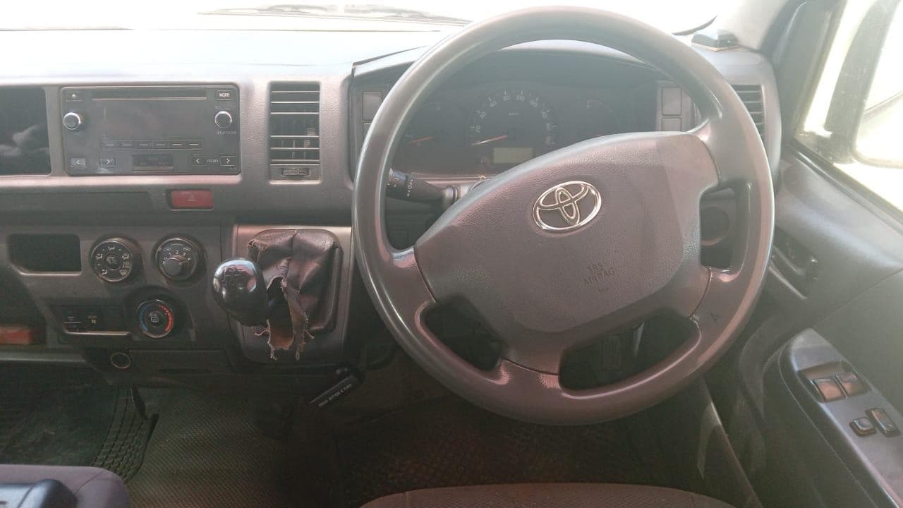 Minibus Toyota Hiace 2.5 — imagen 7