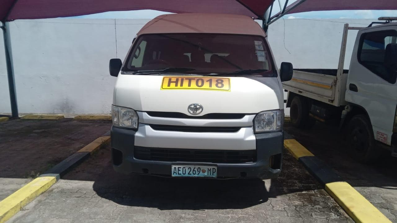 Minibus Toyota Hiace 2.5 — imagen 2