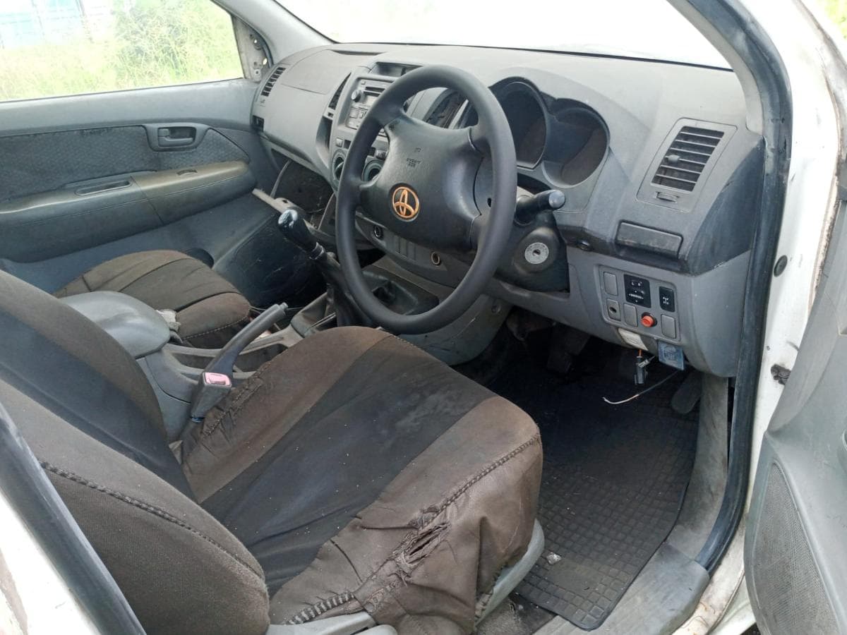 Toyota Hilux — image 8