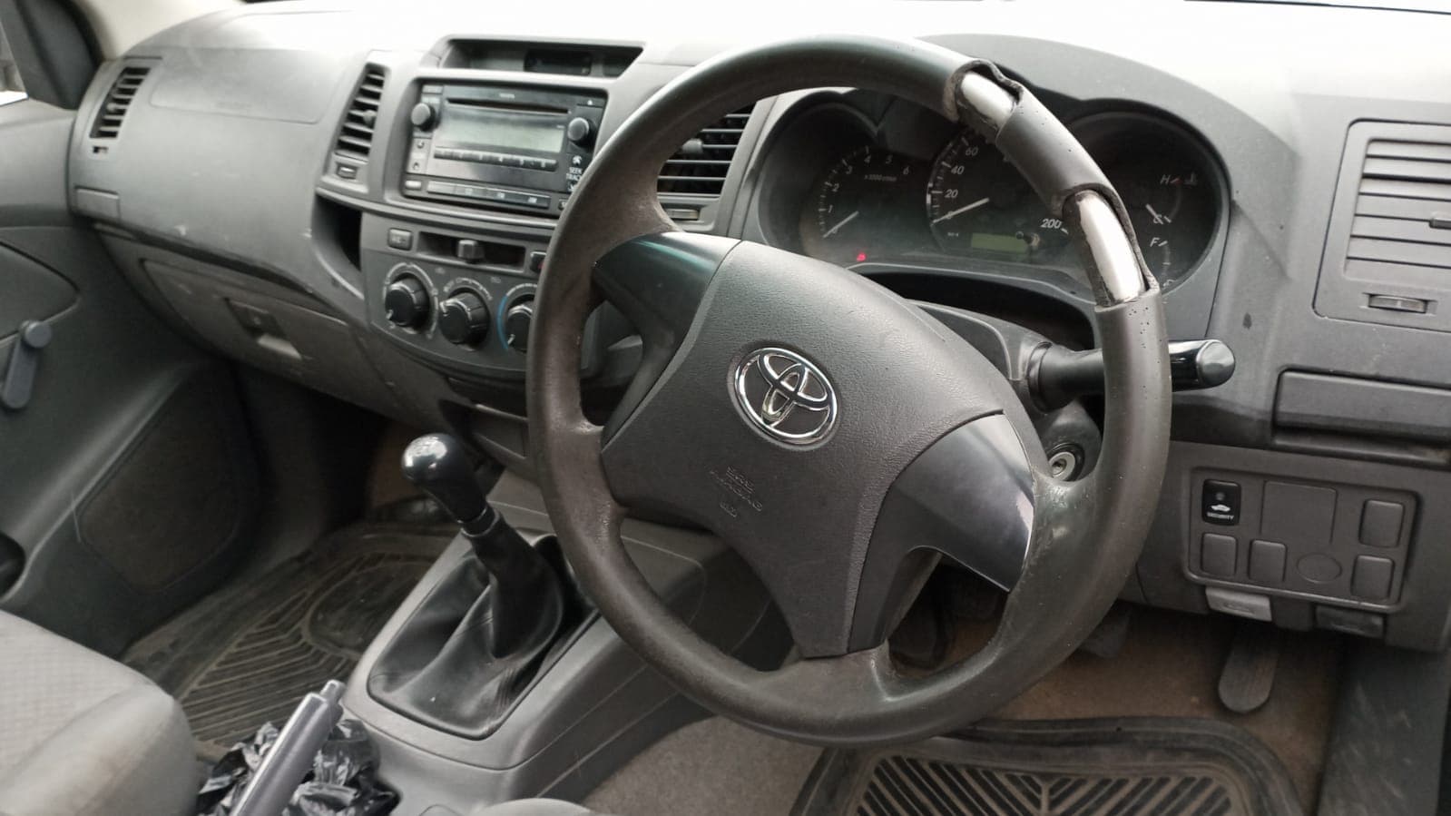 Toyota Hilux — image 8