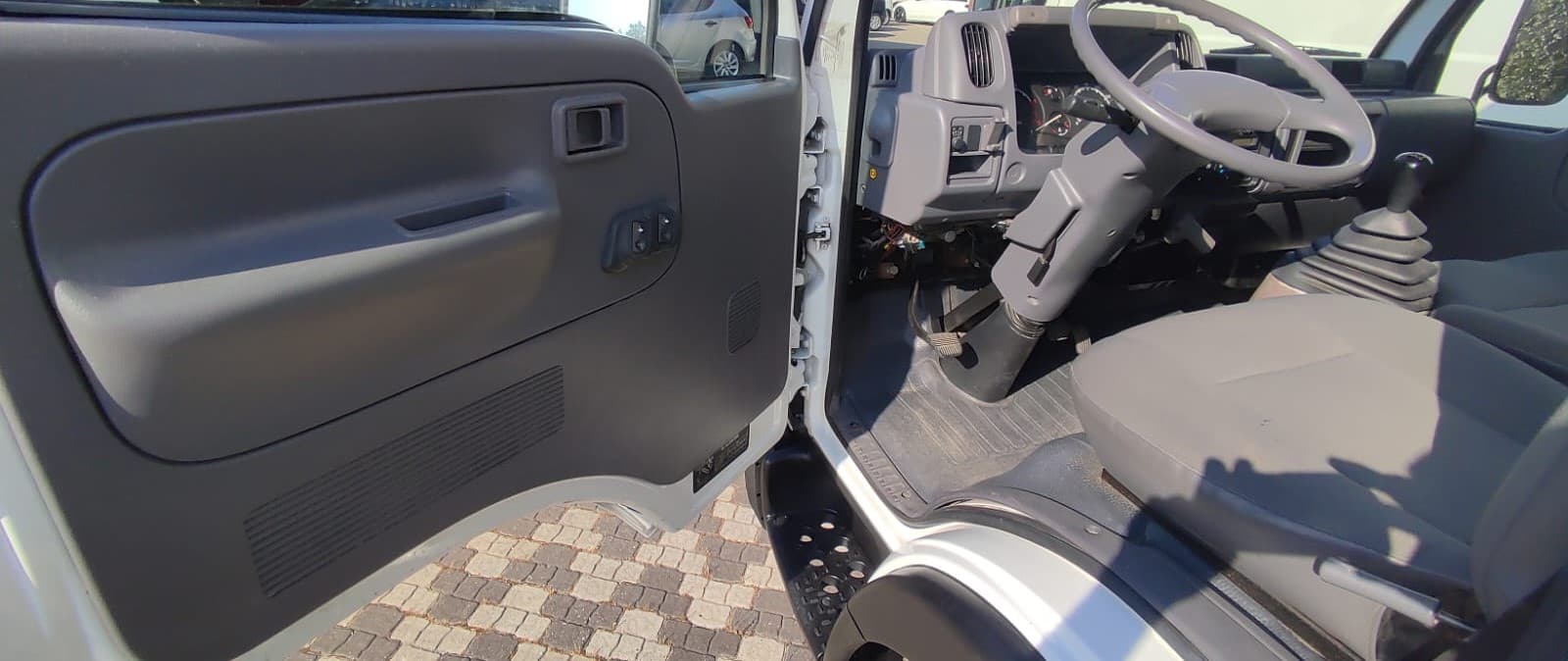 Nissan Cabstar — image 6