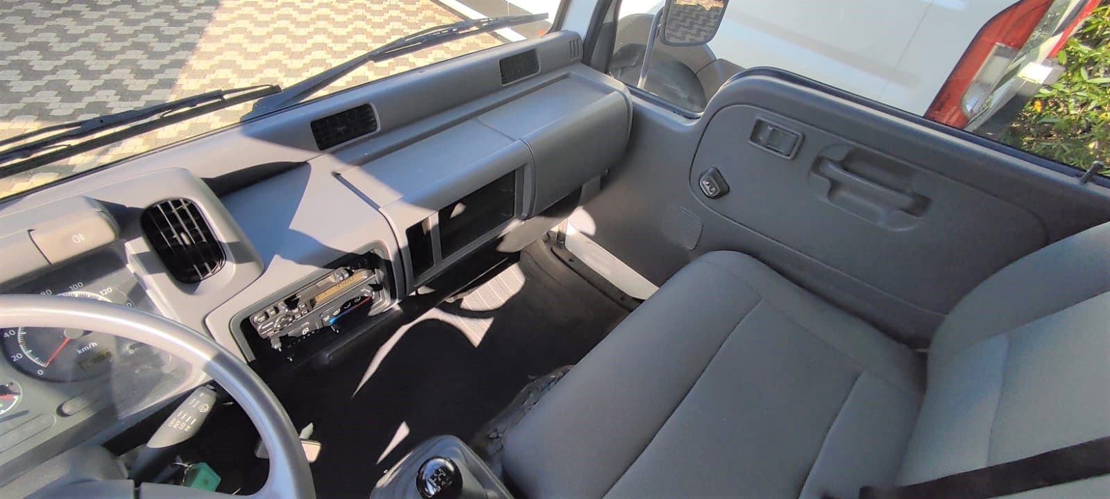 Nissan Cabstar — image 8