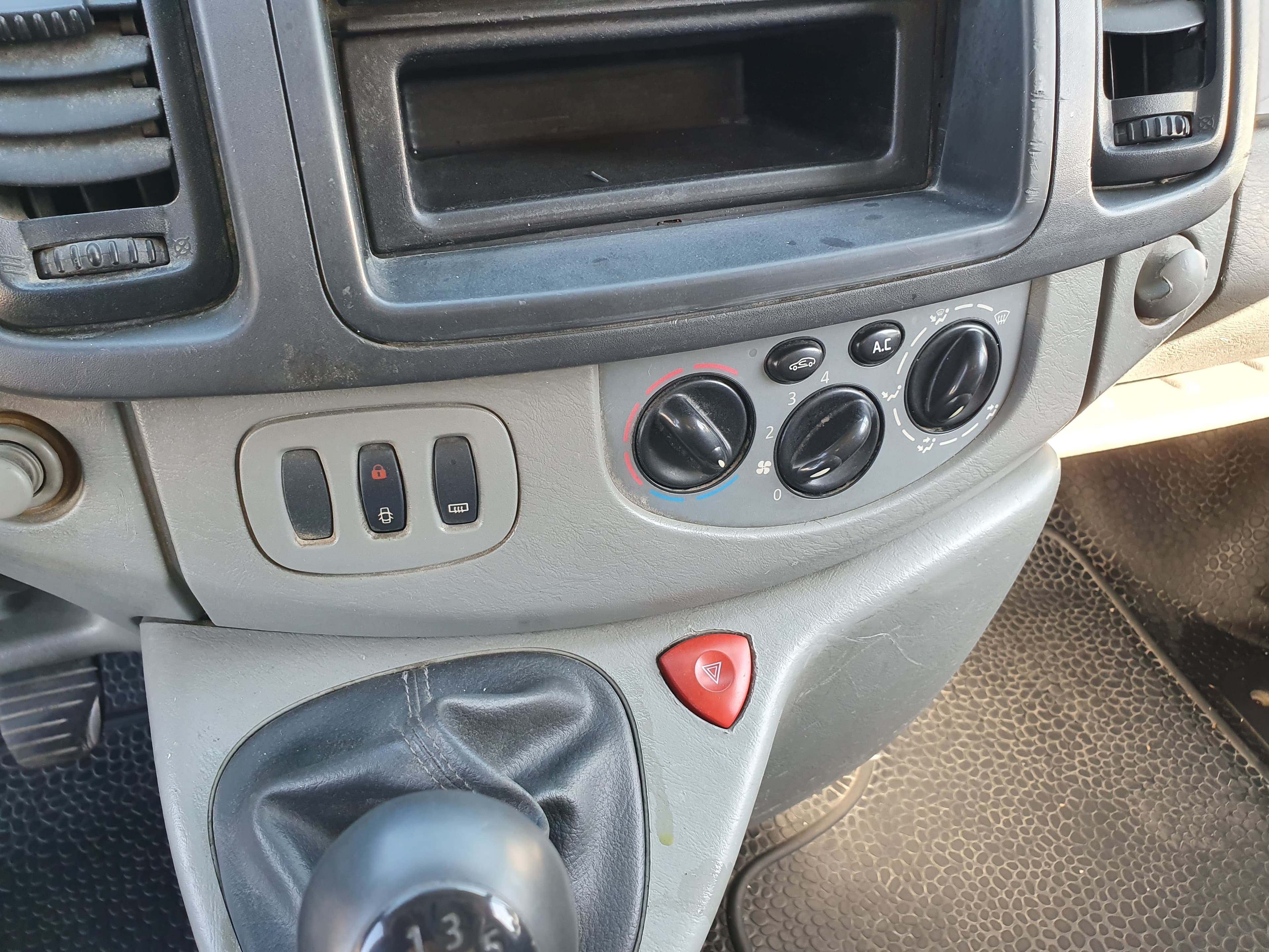Renault Trafic · Ano 2014 — imagem 21