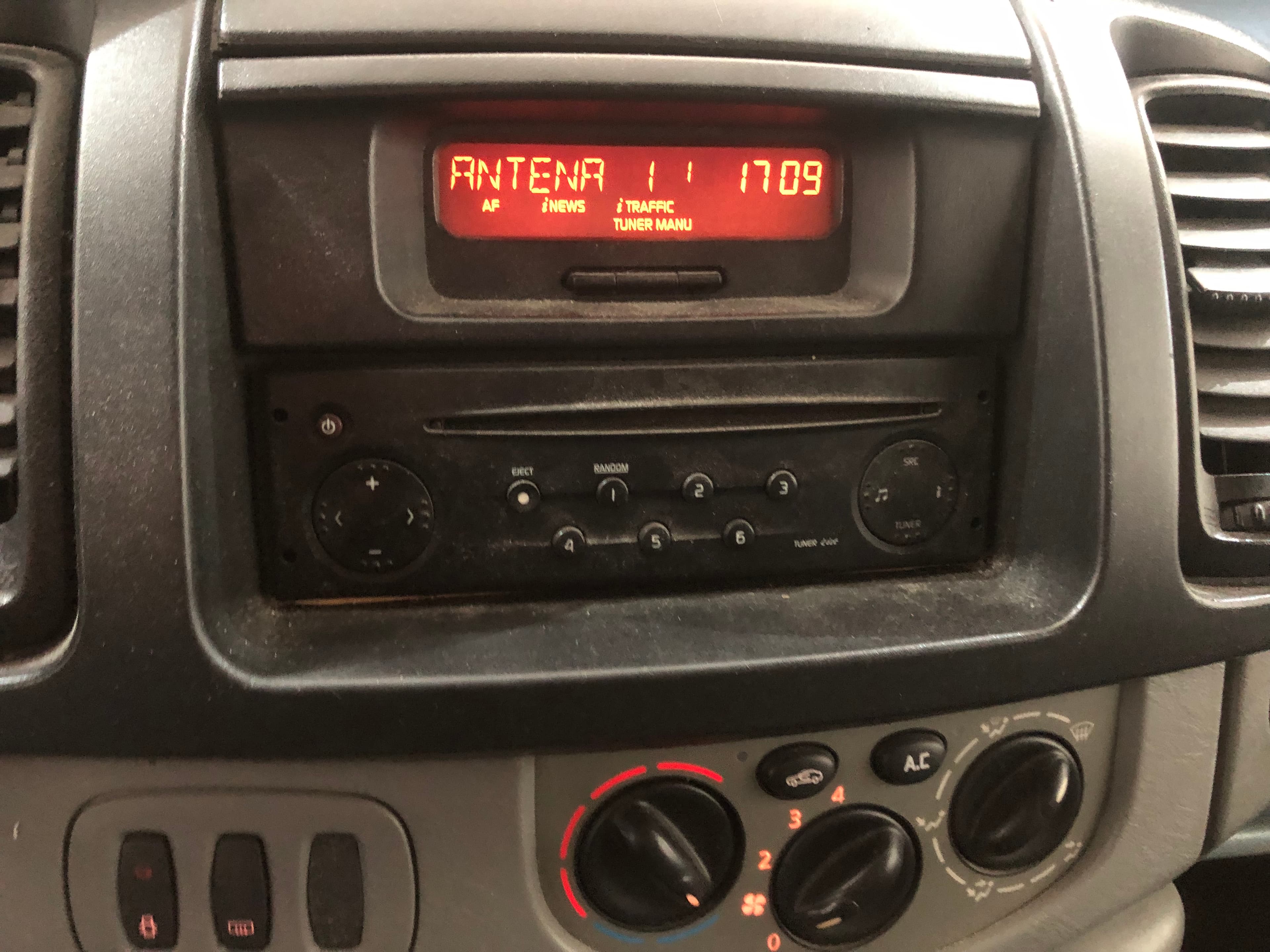 Renault Trafic 1.9 DCI — imagen 31