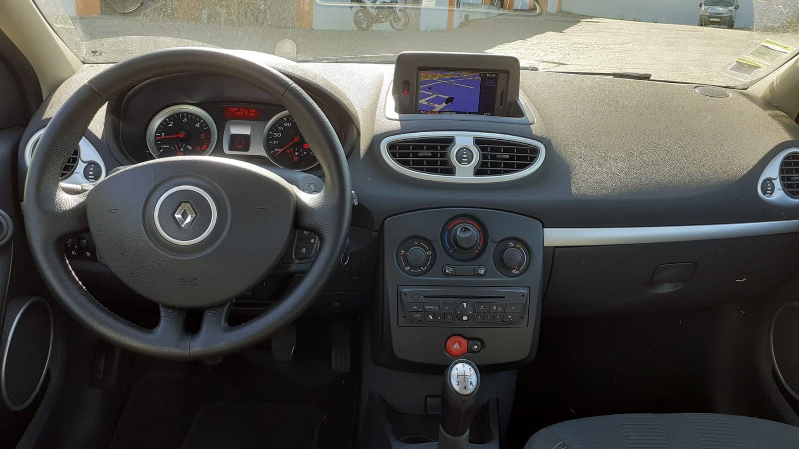 Renault Clio · Ano 2010 — imagen 23