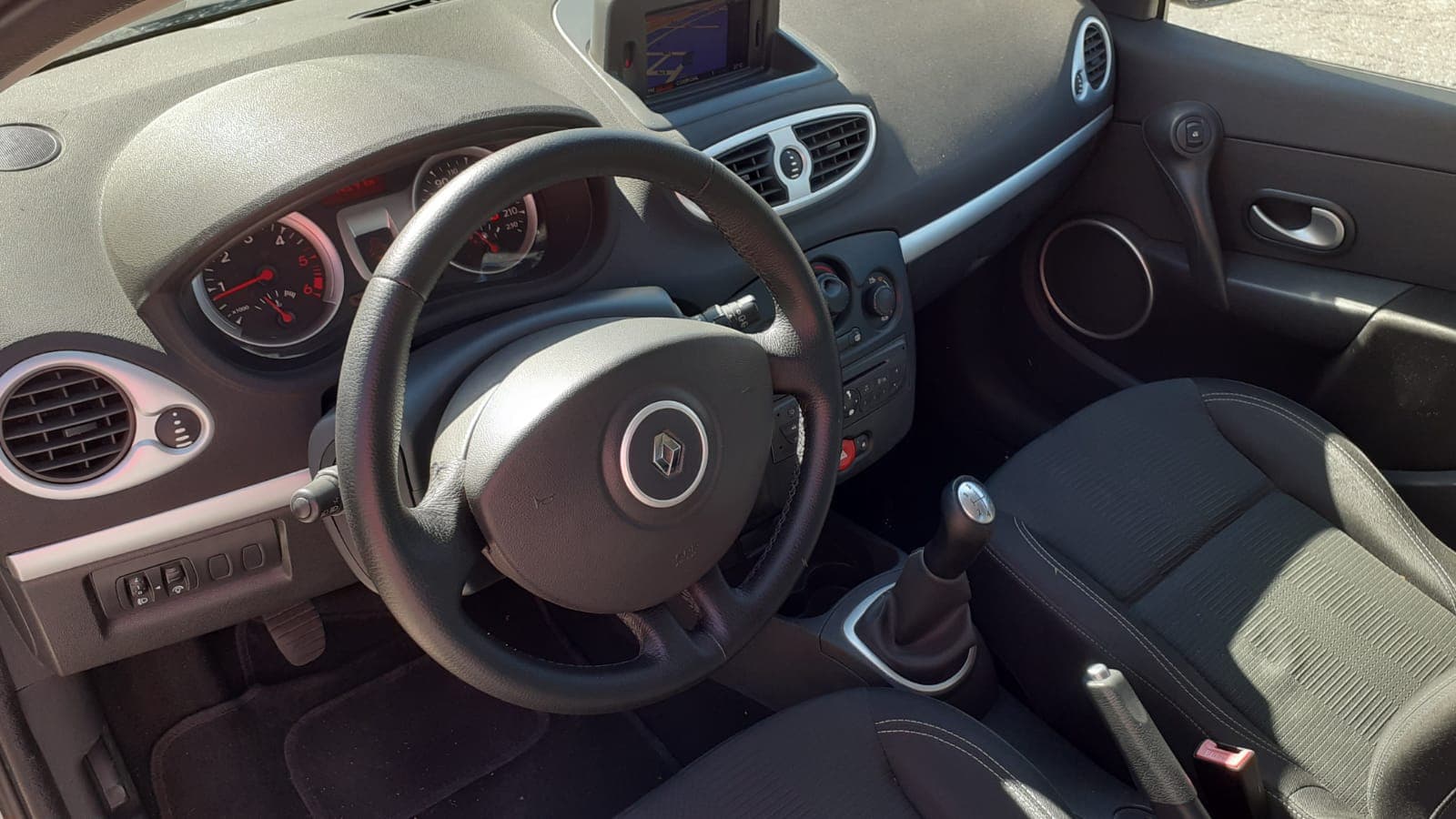 Renault Clio · Ano 2010 — imagen 24