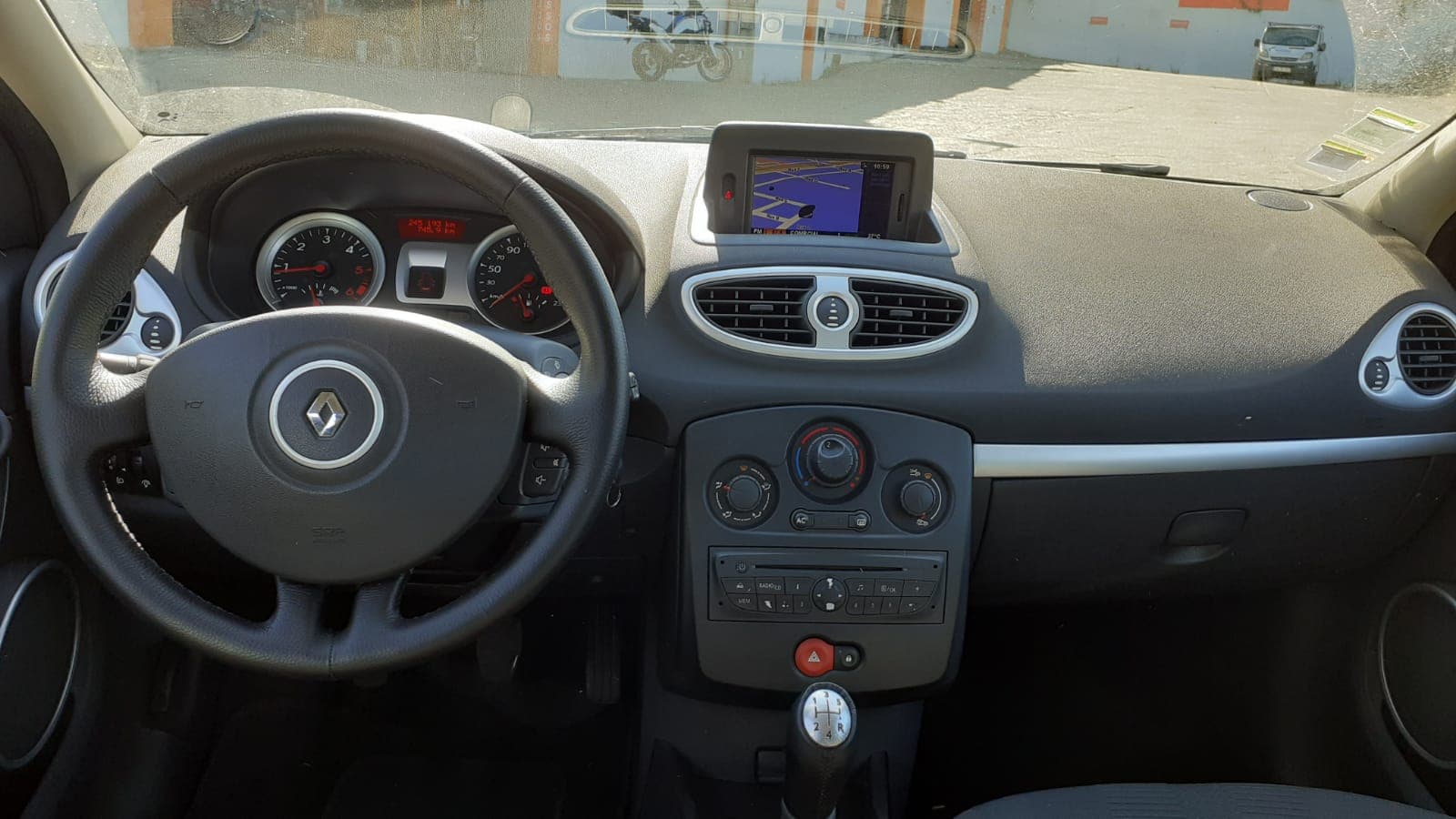 Renault Clio · Ano 2010 — imagen 19