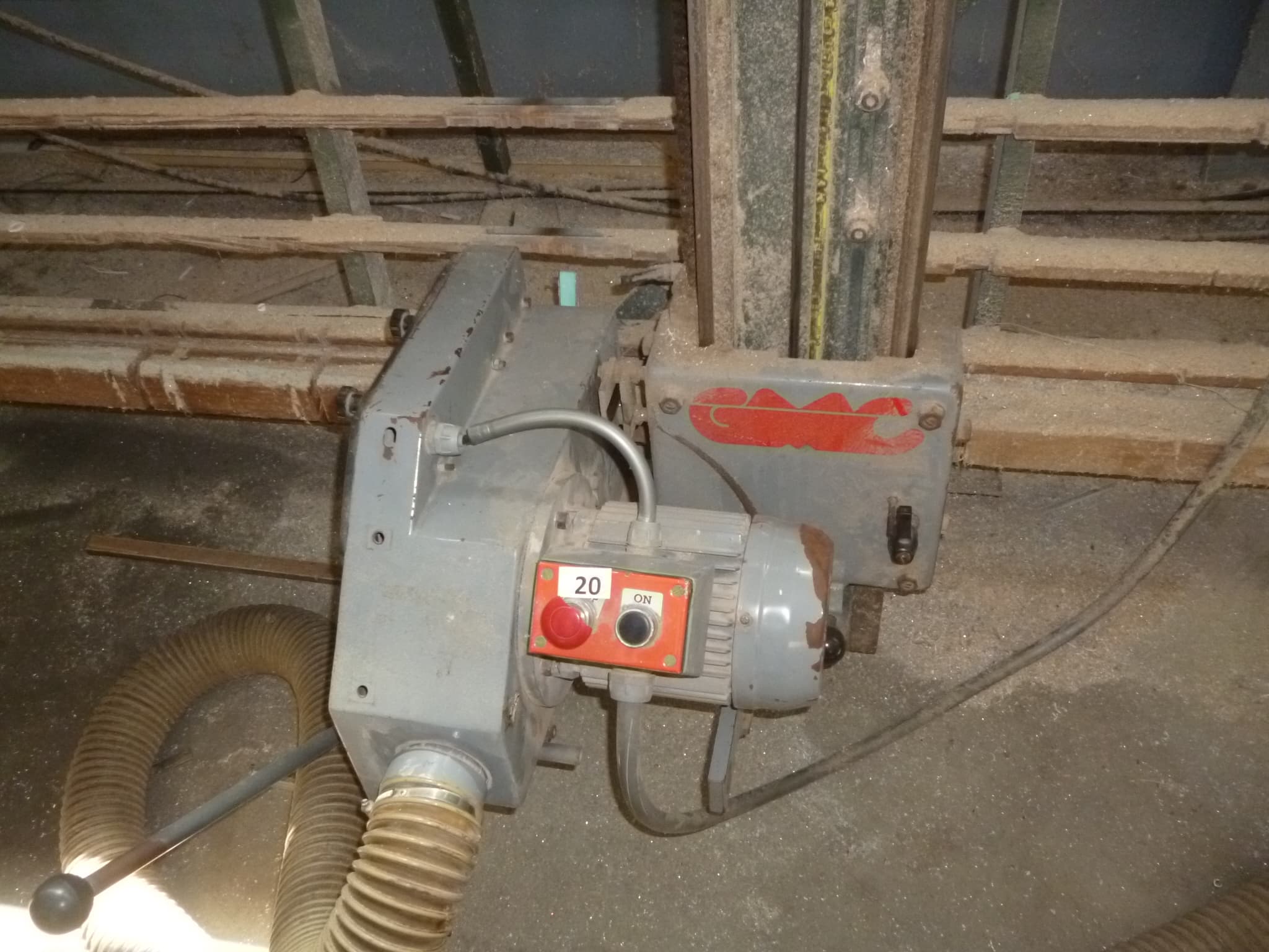Centro de furação e corte + Máquina de corte vertical — imagen 13